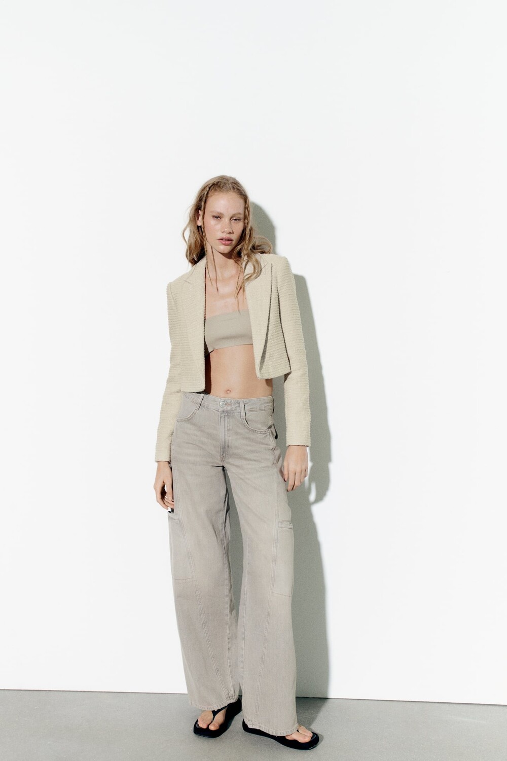 

Укороченный блейзер из текстурированного стиля ZARA, бисквит