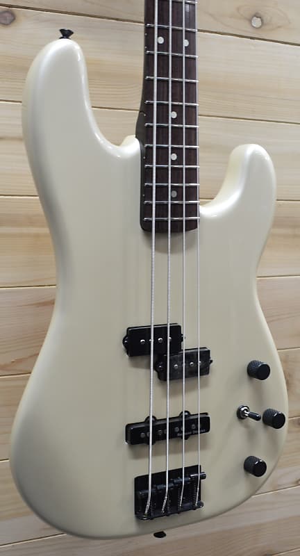 Новая электрическая бас-гитара Fender Duff McKagan Signature Pearl White с сумкой для переноски