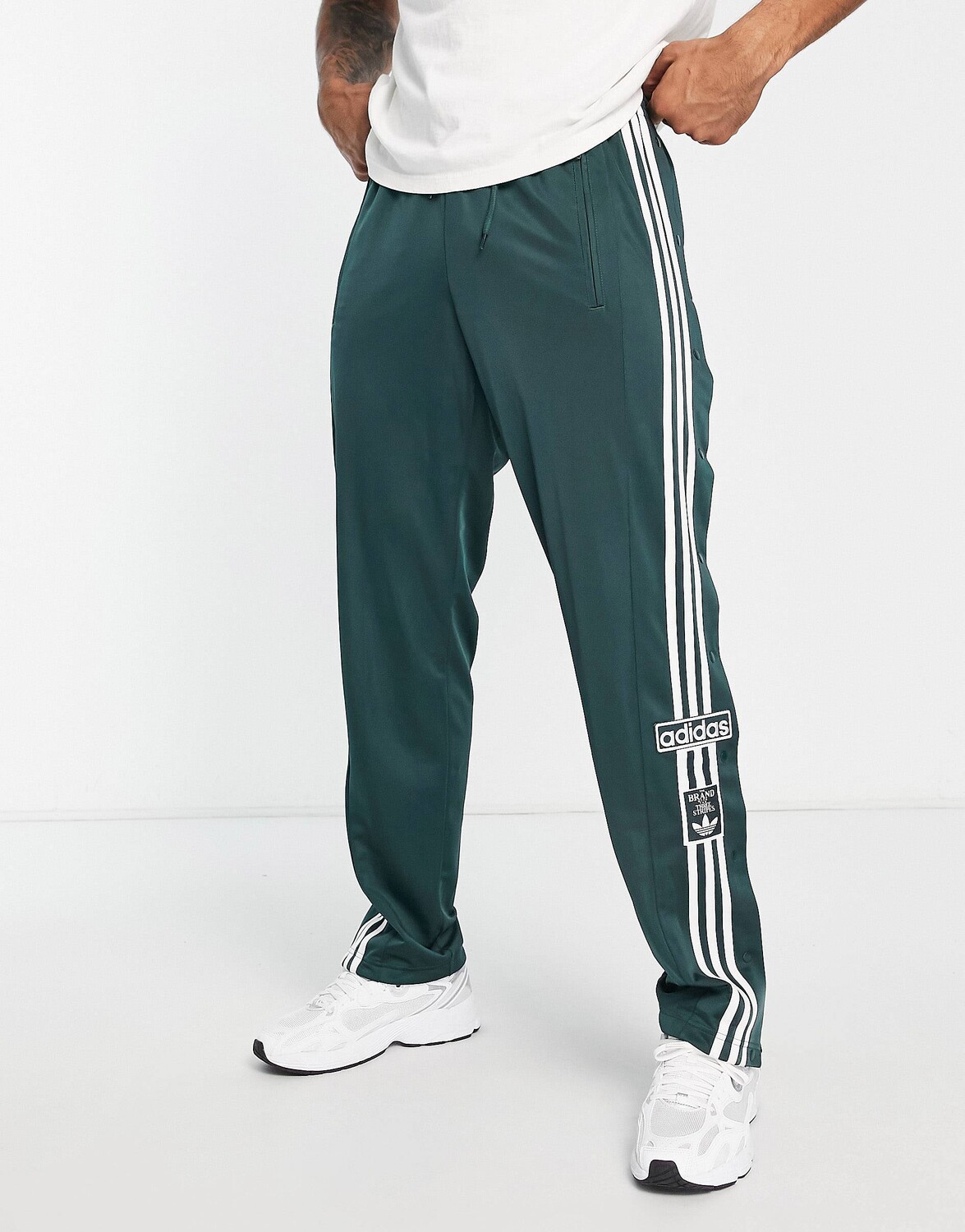 

Зеленые джоггеры с тремя полосками adidas Originals adicolor