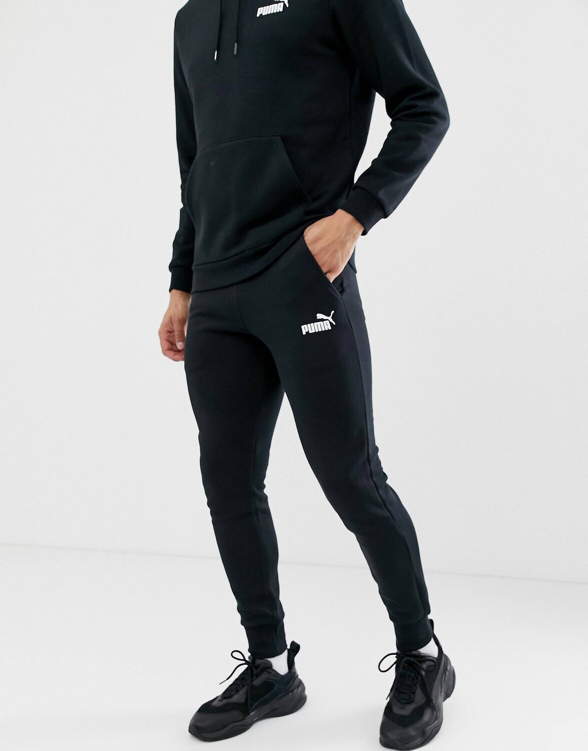 

Черные узкие джоггеры с небольшим логотипом Puma Essentials