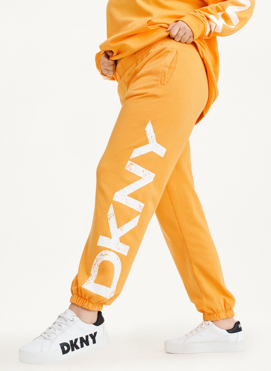 

Брюки-джоггеры с логотипом Pigment Dye DKNY