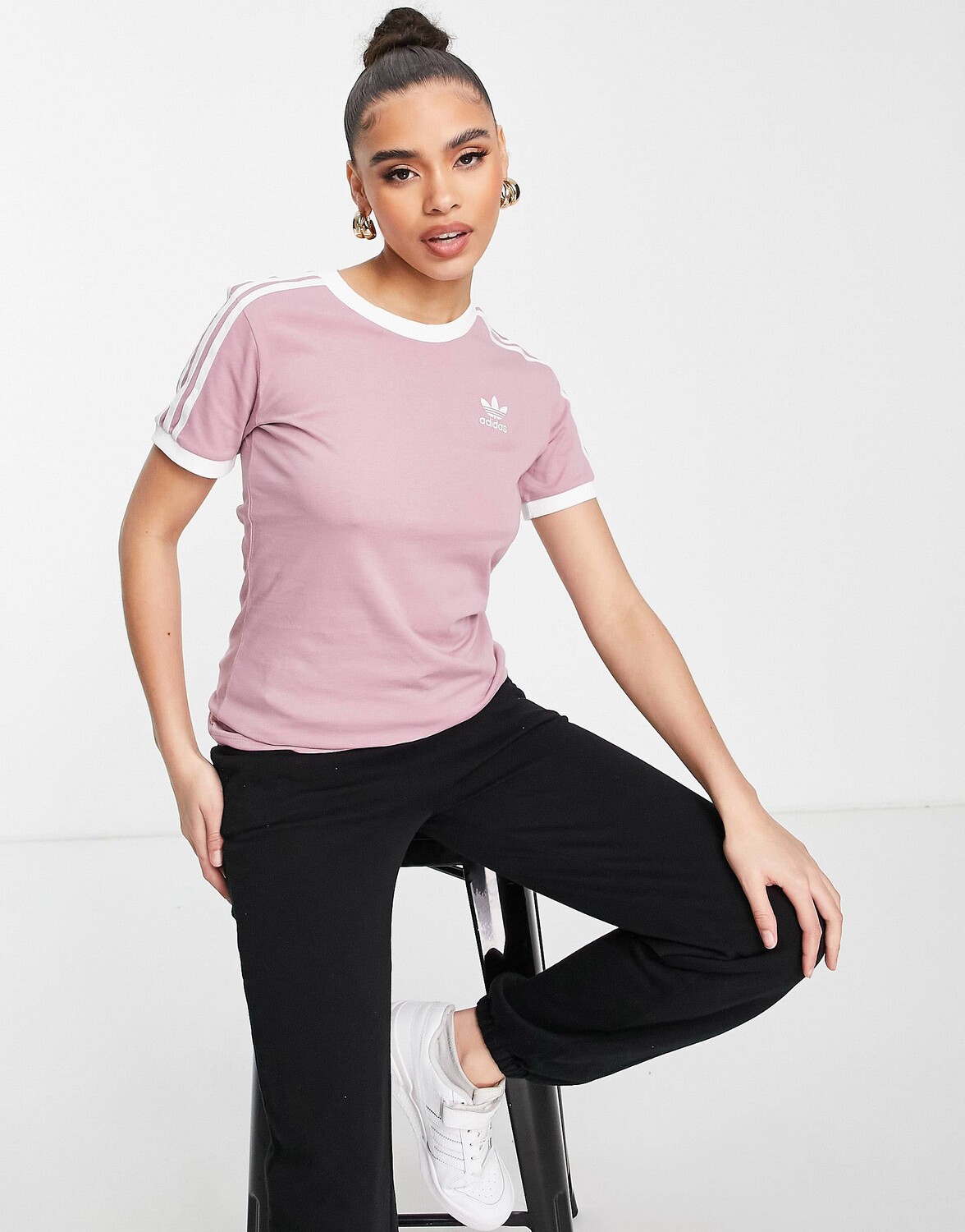 

Лиловая футболка с тремя полосками adidas Originals adicolor