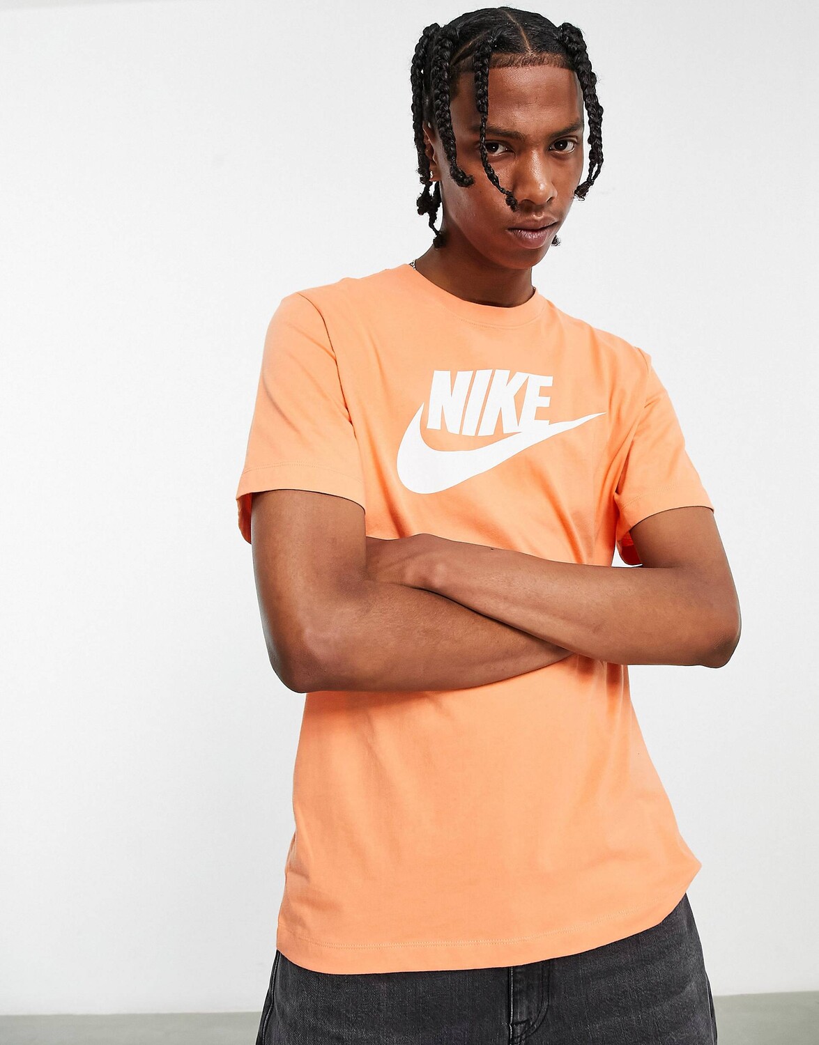 

Оранжевая футболка с логотипом Nike Club HBR