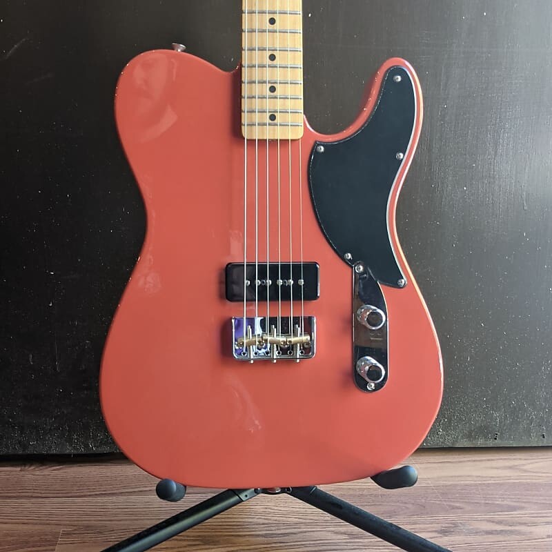 

Fender Noventa Telecaster, кленовый гриф, красный цвет Fiesta с сумкой Deluxe Gig Bag