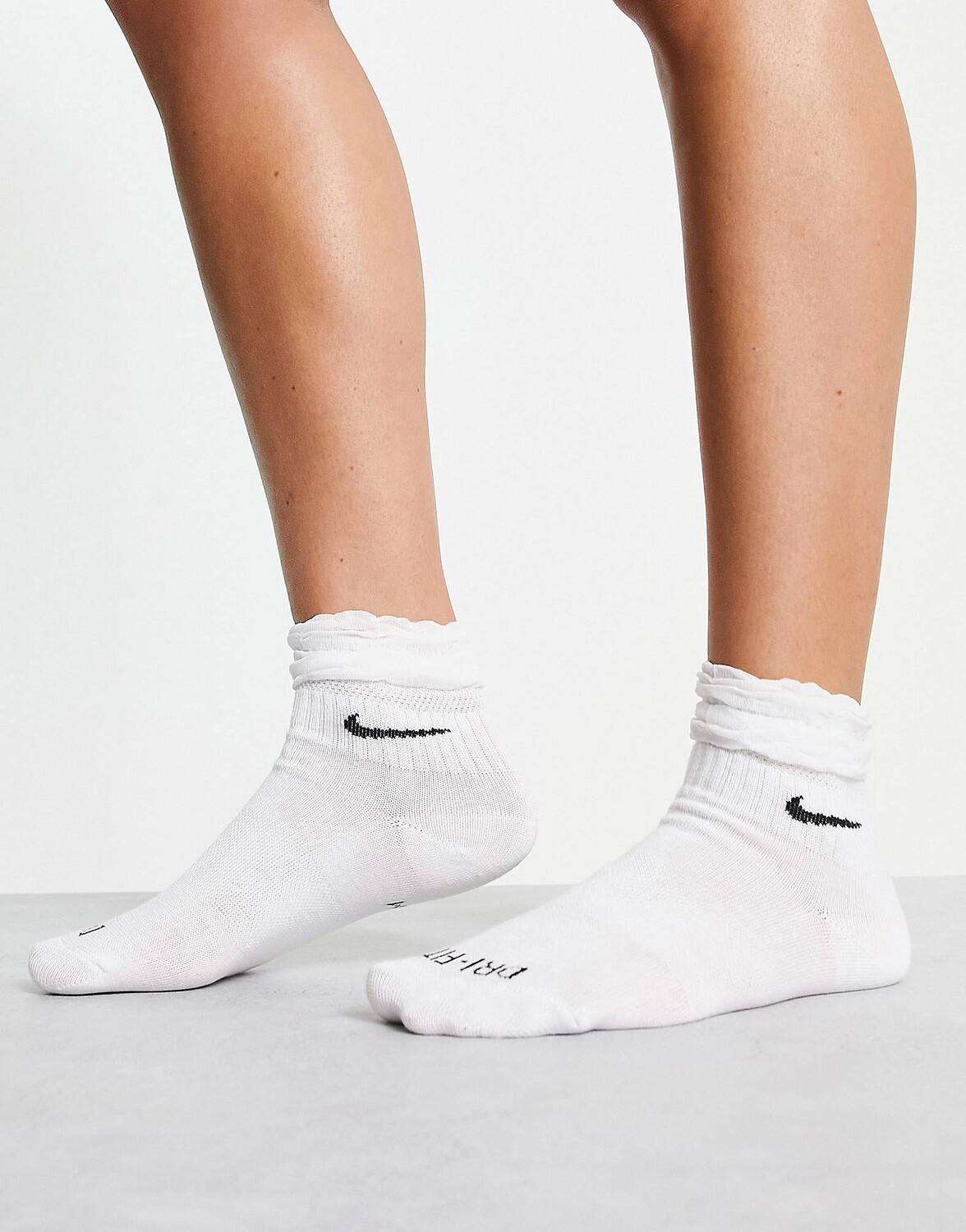 

Белые носки с оборками до щиколотки Nike Training