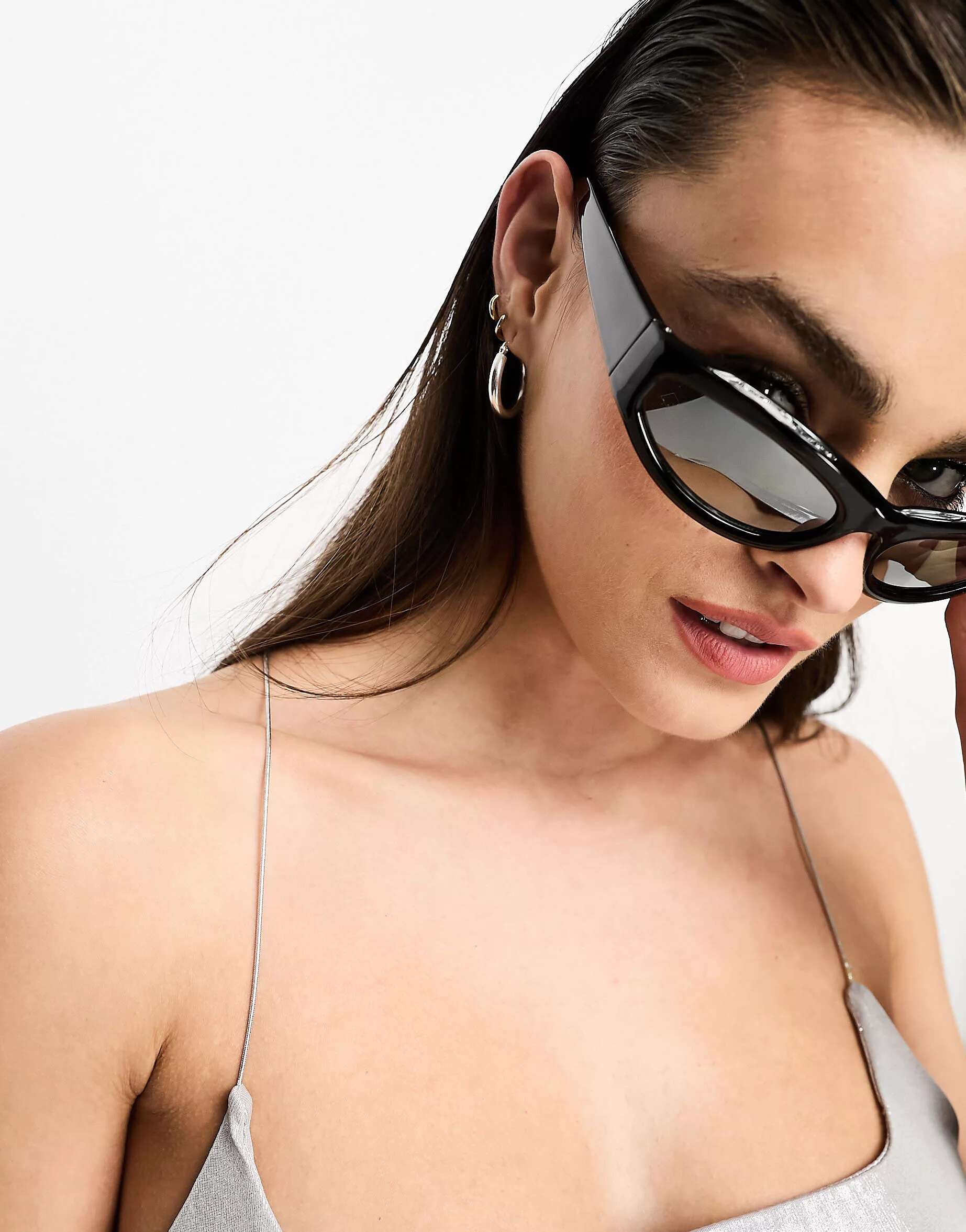 цена Черные солнцезащитные очки с закругленным козырьком, скошенными краями и зеркальными линзами ASOS