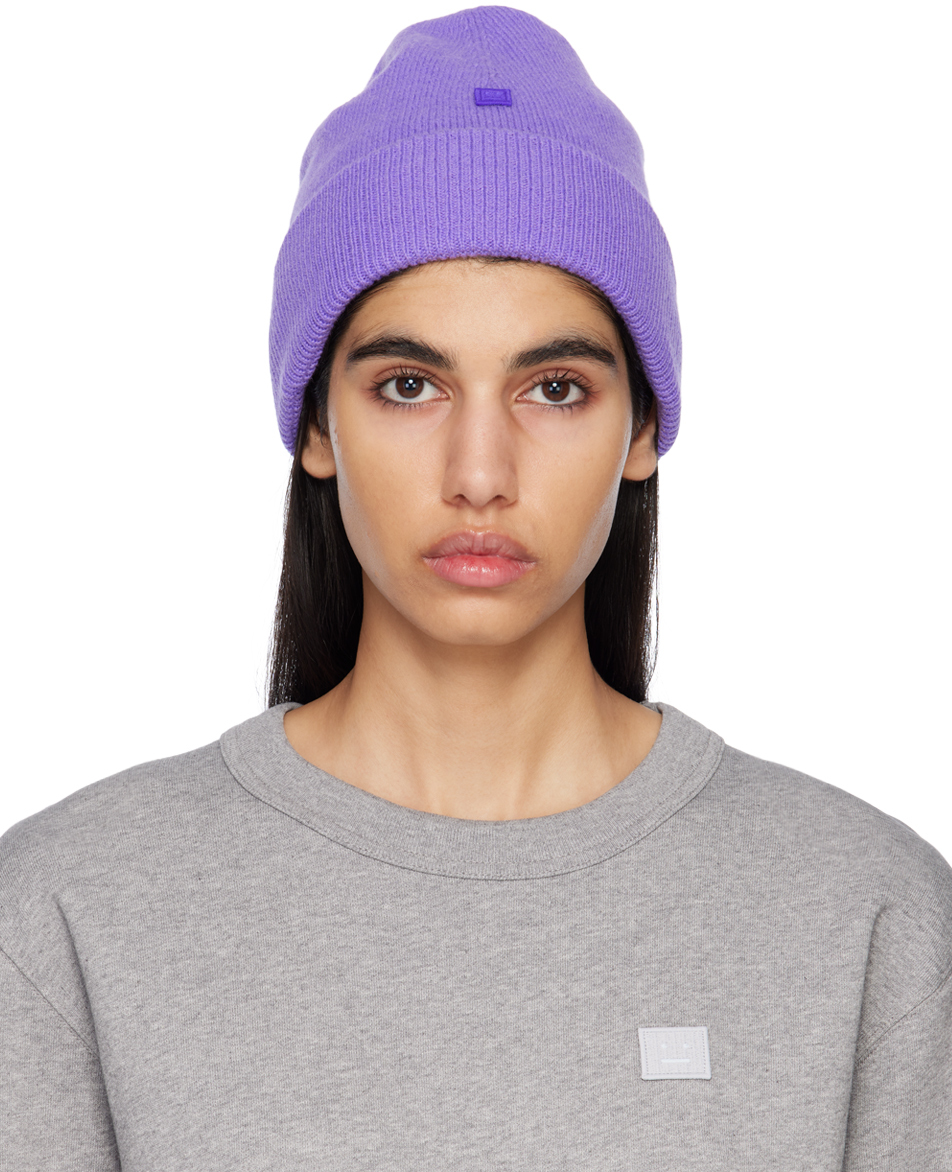 Фиолетовая шапка с нашивками Acne Studios серые джинсы с нашивками acne studios