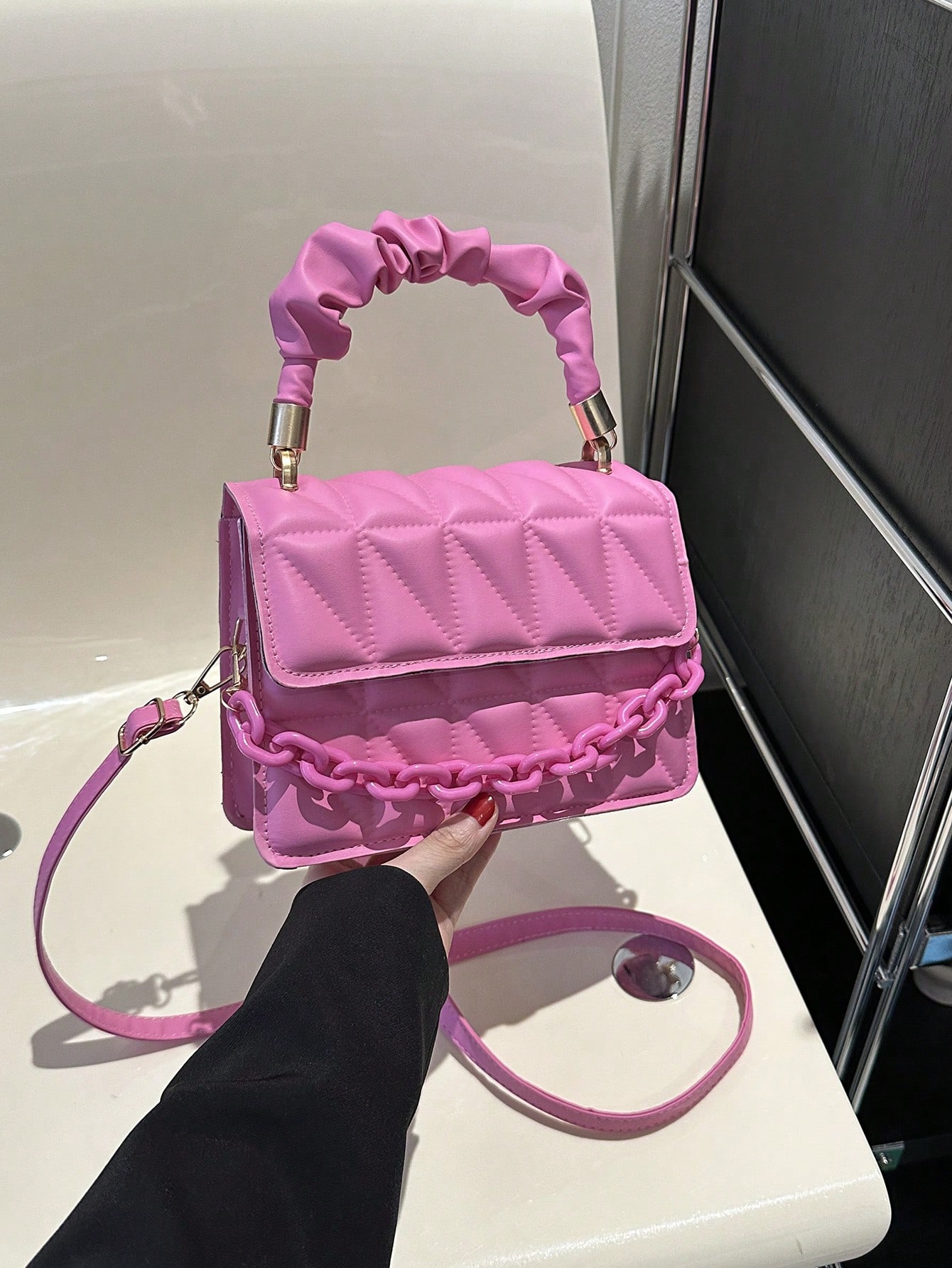 Миниатюрная квадратная сумка с клапаном и геометрическим тиснением в виде цепочки, розовый
