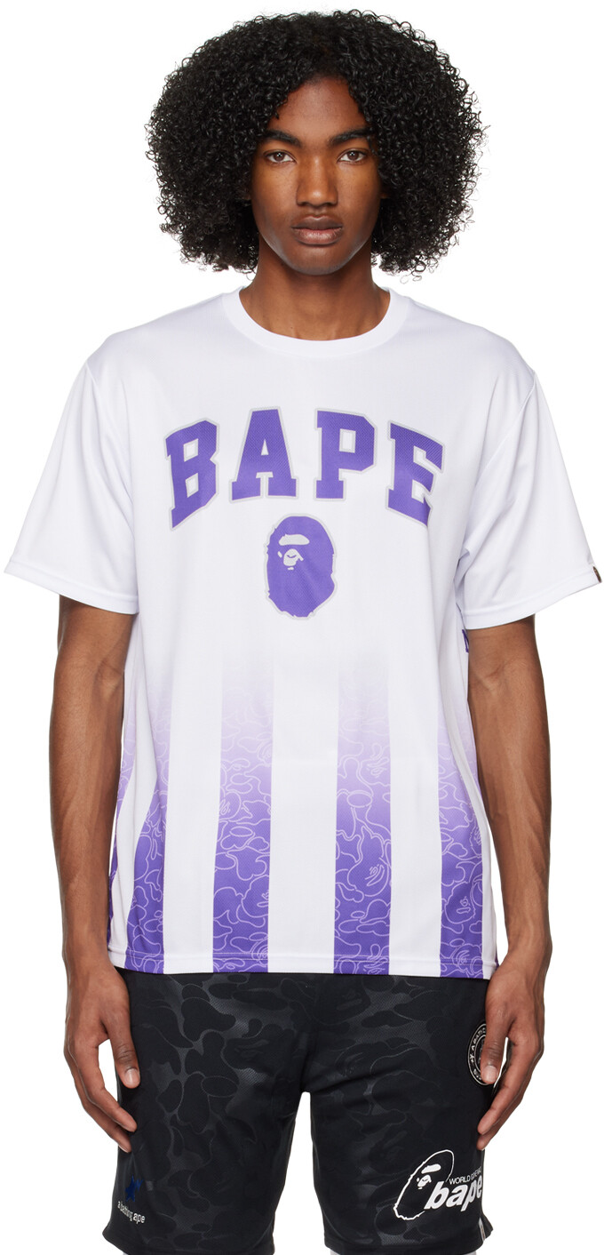 

Белая футболка команды BAPE