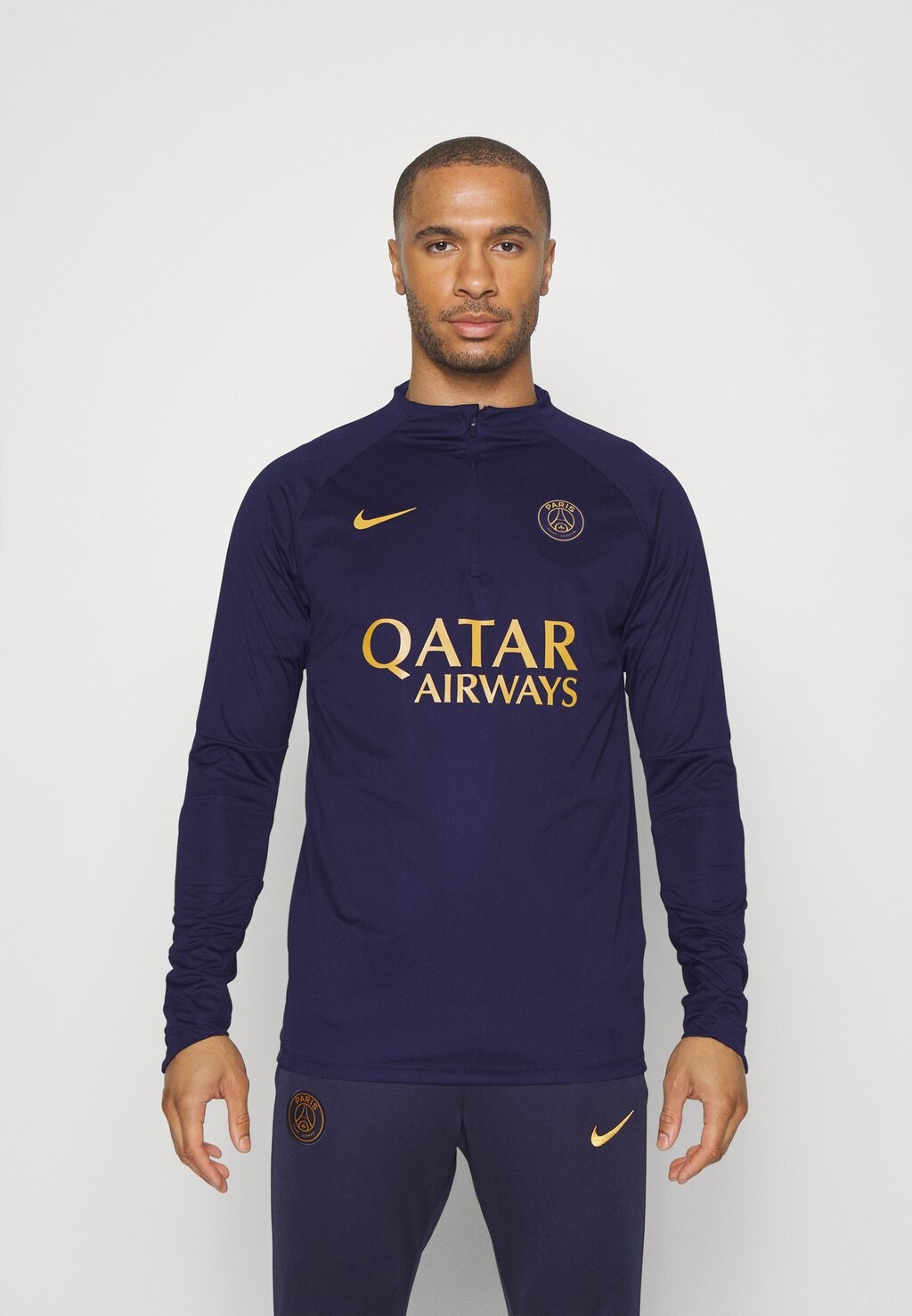 

Футболка с длинным рукавом Paris St Germain Winterized Strike Nike, цвет blackened blue/gold suede