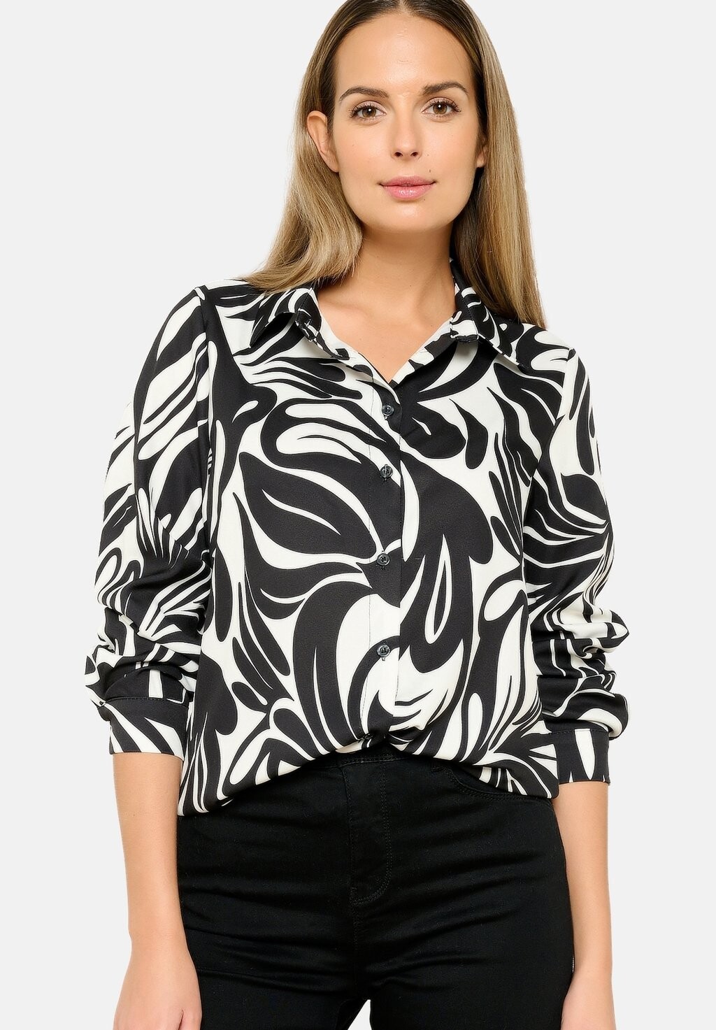 

Рубашка WITH ABSTRACT PRINT LolaLiza, крем