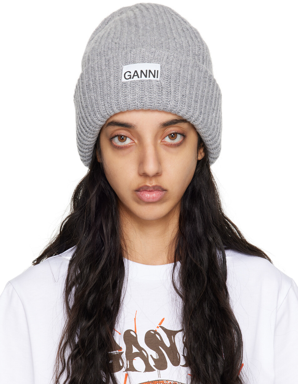 

Серая шапка в рубчик GANNI