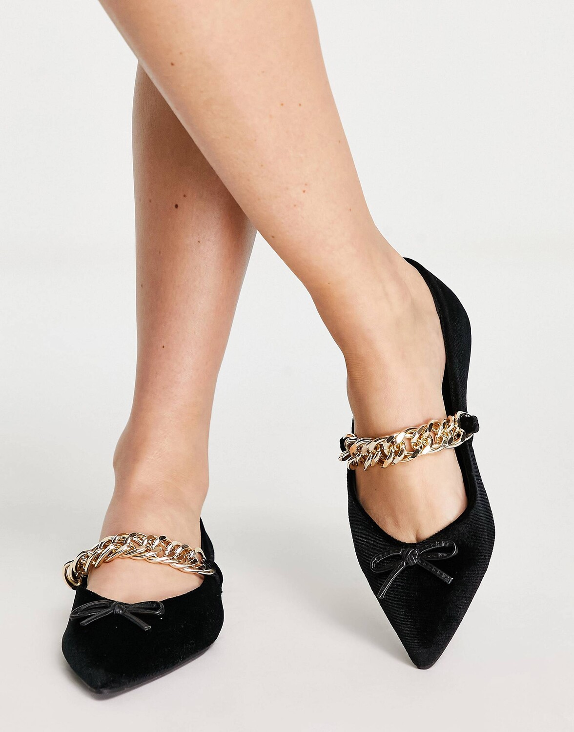 

Черные бархатные балетки с цепочкой ASOS DESIGN Links
