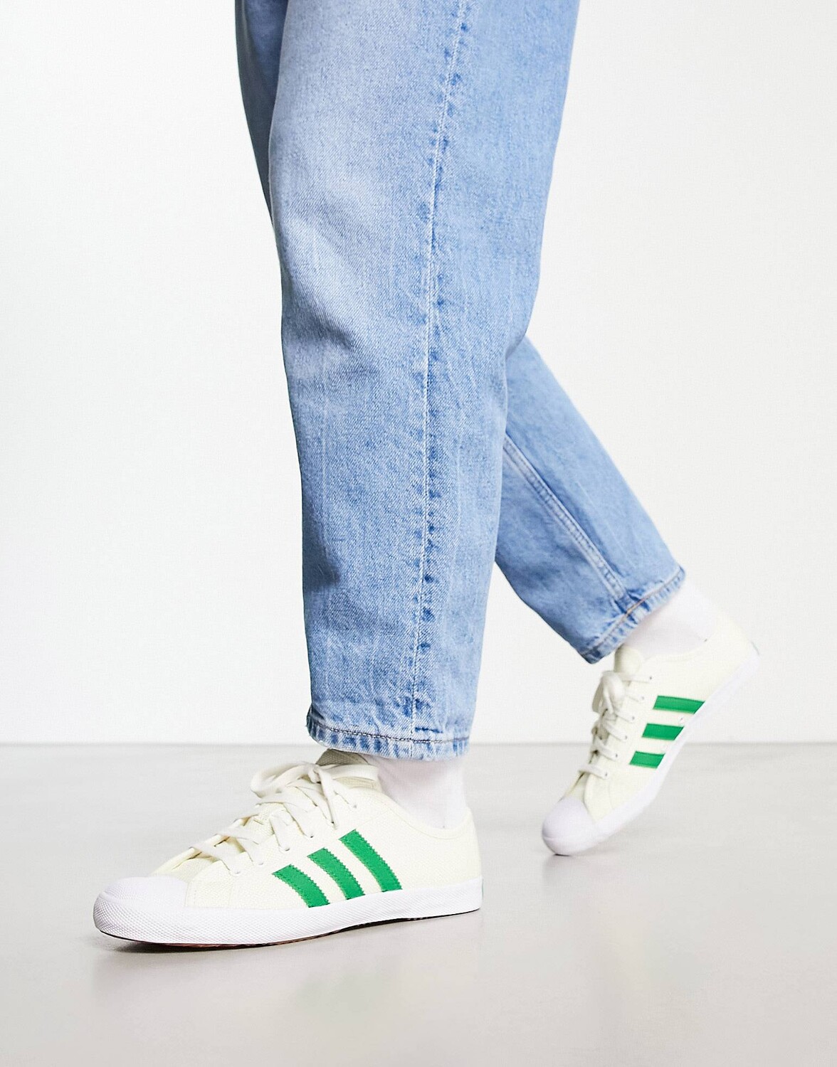 

Бело-зеленые кроссовки adidas Originals Adria