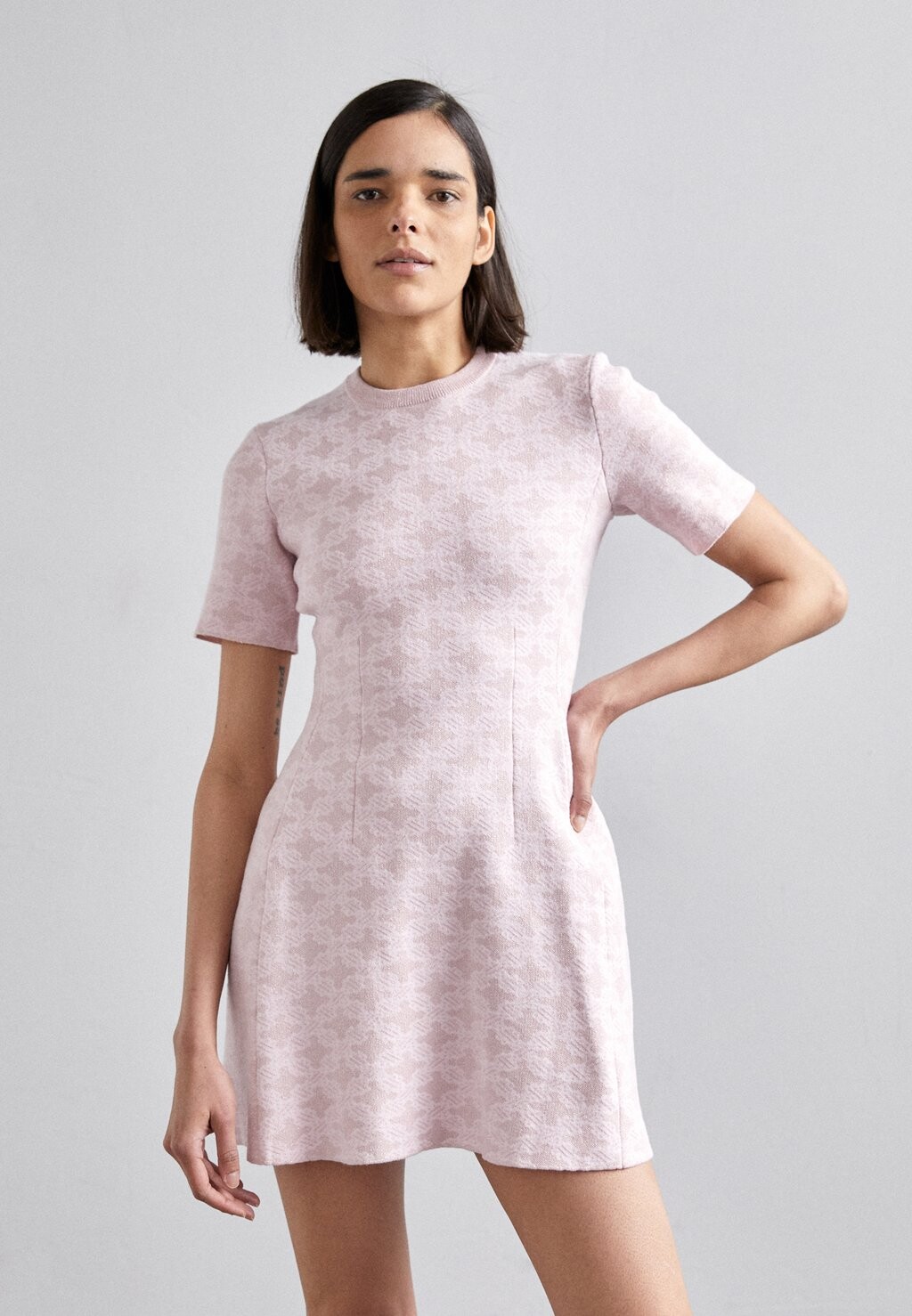 

Трикотажное платье Renthe maje, цвет rose pale