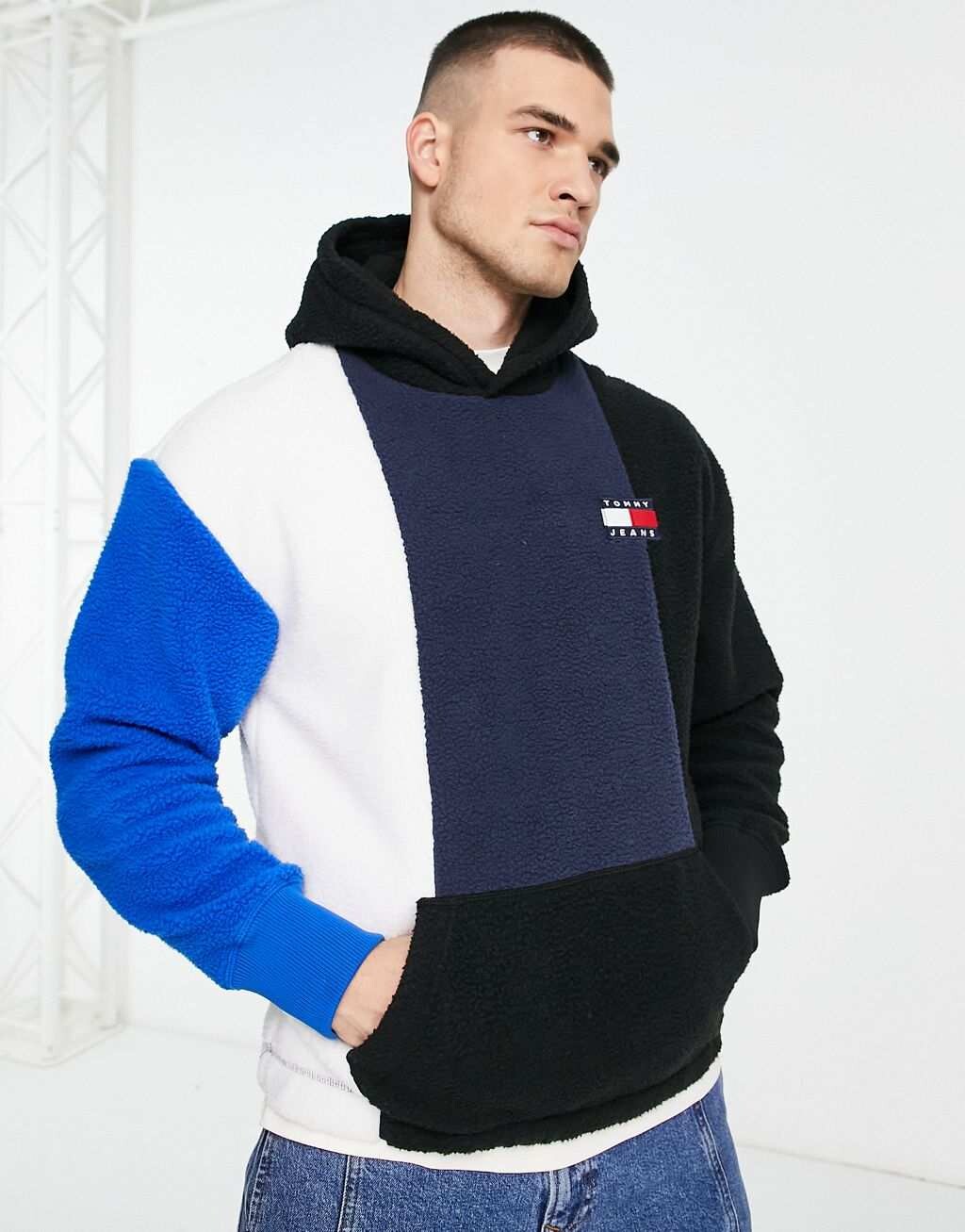 

Черная флисовая худи с цветными блоками Tommy Jeans
