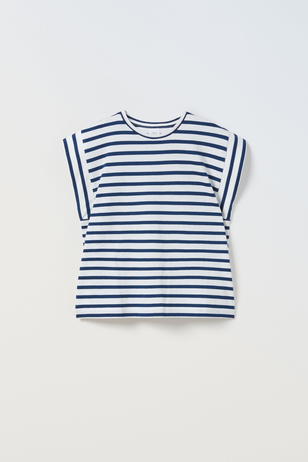 

Полосатая футболка с каймой Zara, полосы