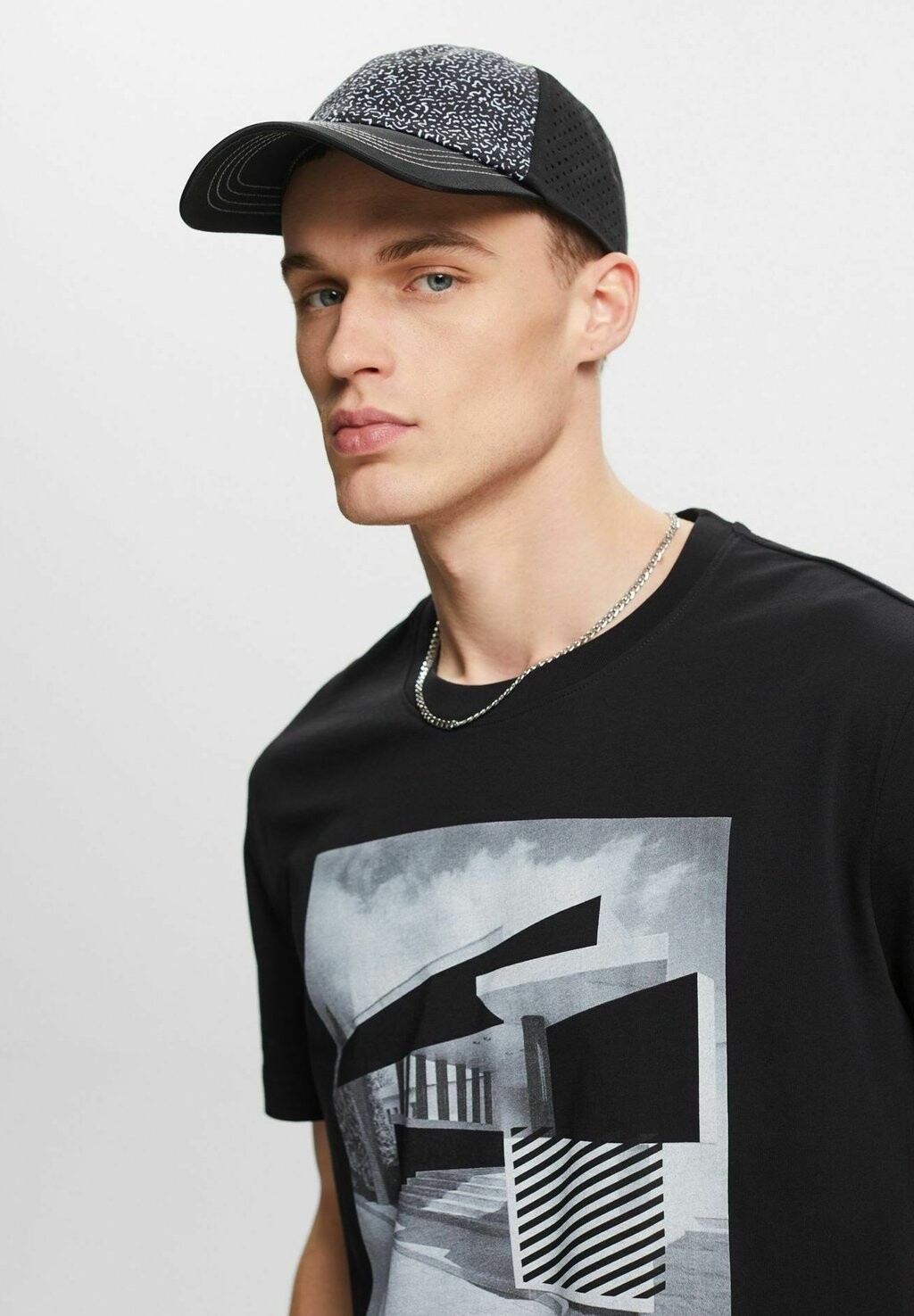 

Бейсболка Esprit, цвет black