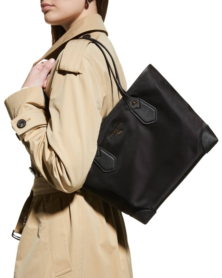 

Маленькая большая сумка на молнии с монограммой MICHAEL Michael Kors