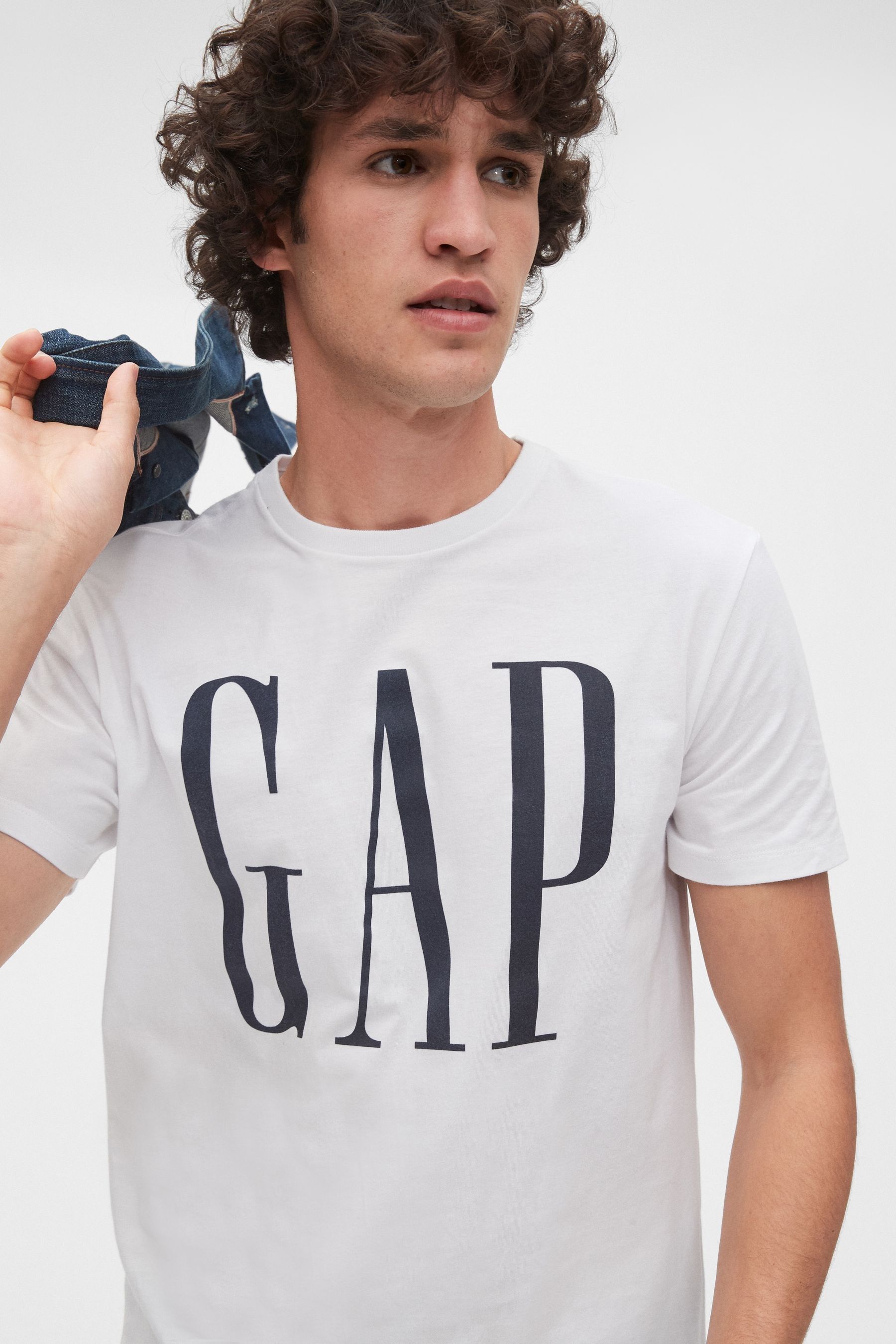 Gap weekend. Gap одежда мужская. Gap t Shirt. Футболка гап рваная. Gap logo.