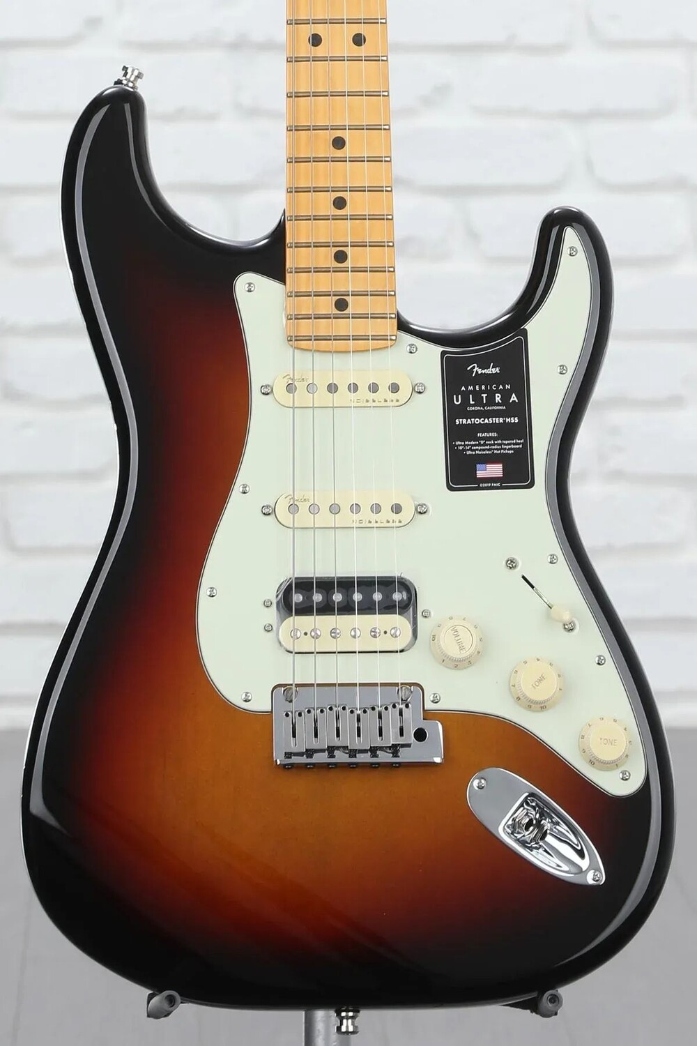

Fender American Ultra Stratocaster HSS — Ultraburst с кленовой накладкой на грифе