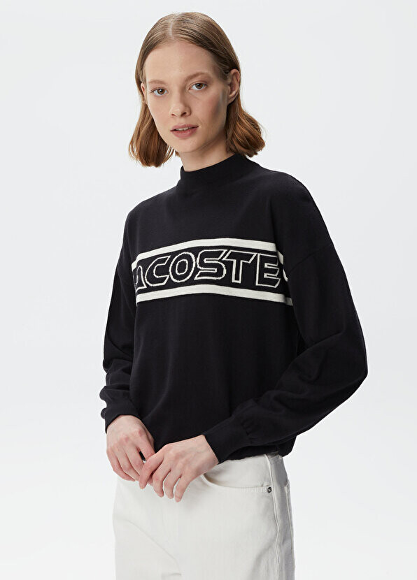

Черный женский свитер обычного кроя с высоким воротником и принтом Lacoste