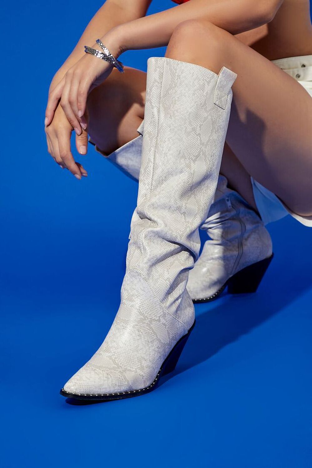 

Ковбойские сапоги из искусственной змеиной кожи Forever 21, белый