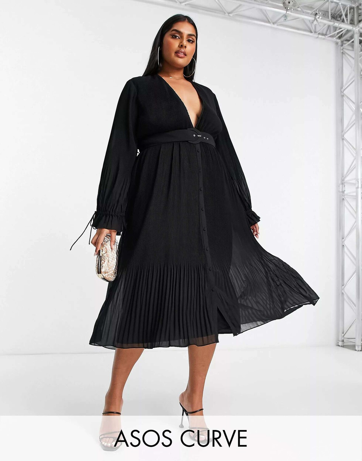 

Черное платье миди с плиссированными рукавами и поясом ASOS DESIGN Curve