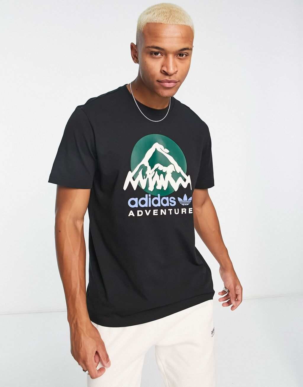 

Черная футболка с большой грудью и рисунком adidas Originals Adventure, Черный