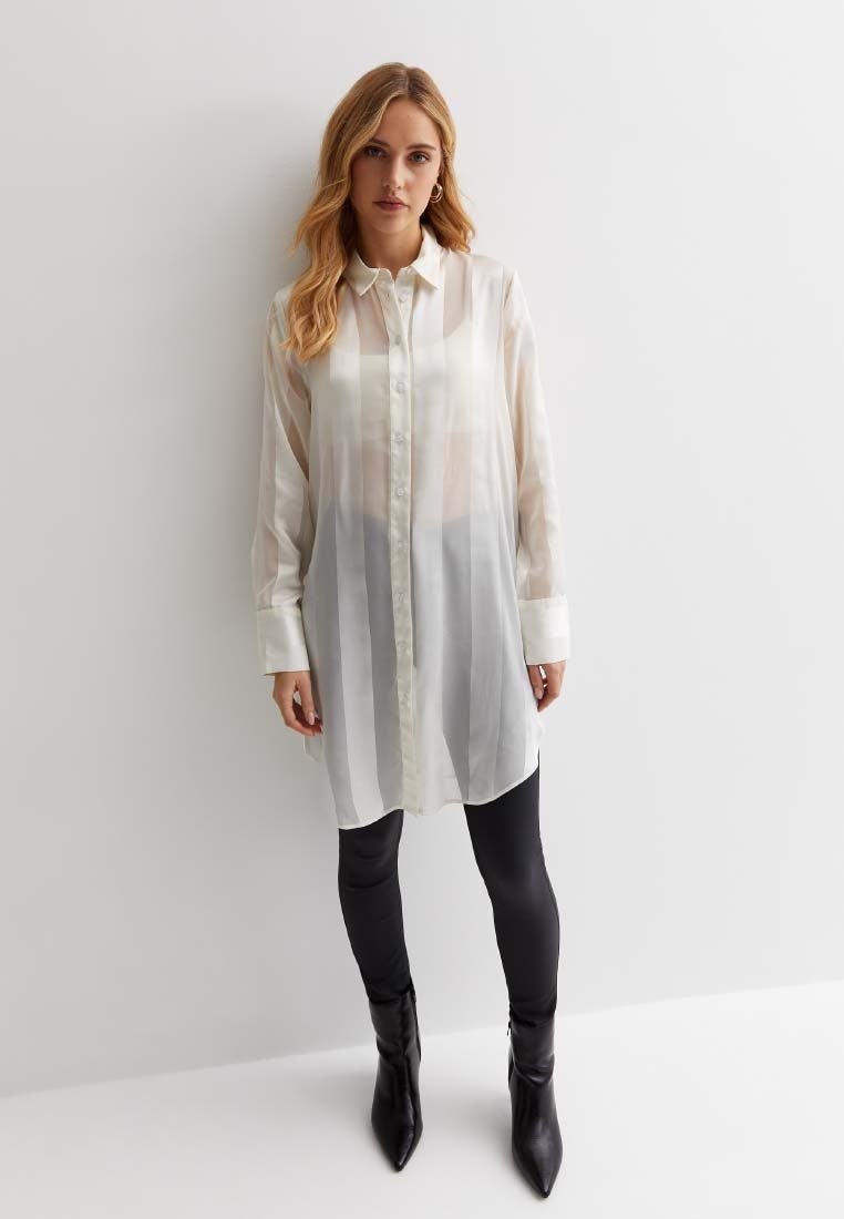 цена Блузка-рубашка WHITE BURNOUT STRIPE SATIN LONGLINE SHIRT New Look, цвет white