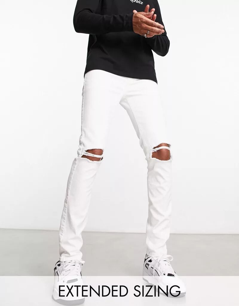 цена Белые джинсы скинни с рваными коленями ASOS