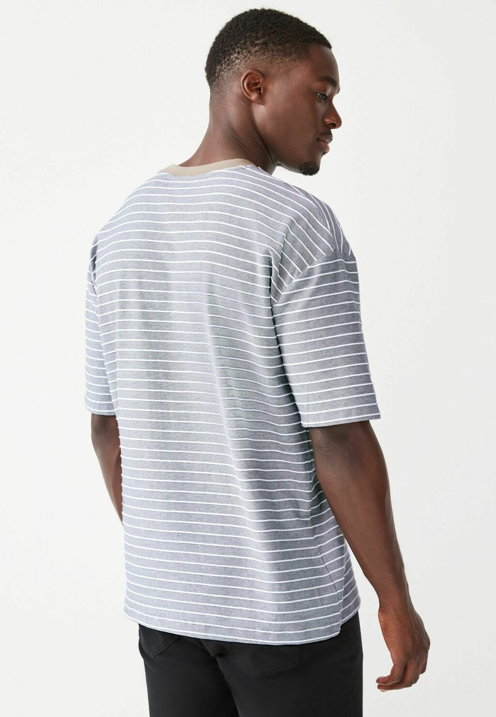 

Футболки с принтом TEXTURED STRIPE- REGULAR FIT Next, цвет Stone