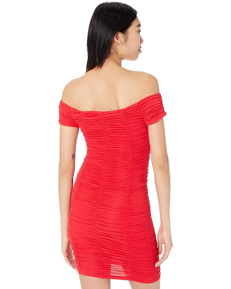 цена Платье Bebe Off Shoulder Ruched Dress, красный