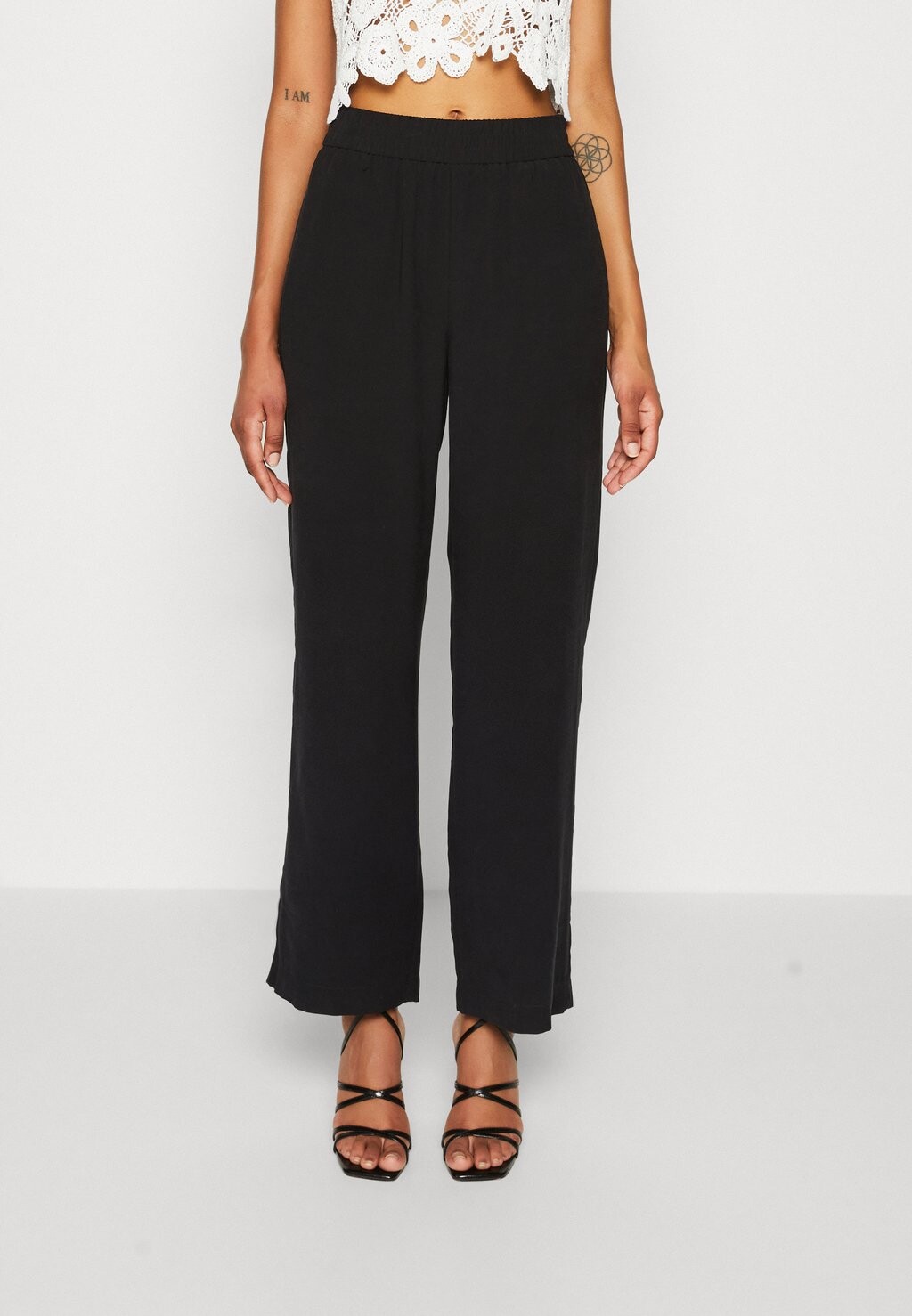

Брюки Vero Moda, черный Carmen Pull-On Noos, черный