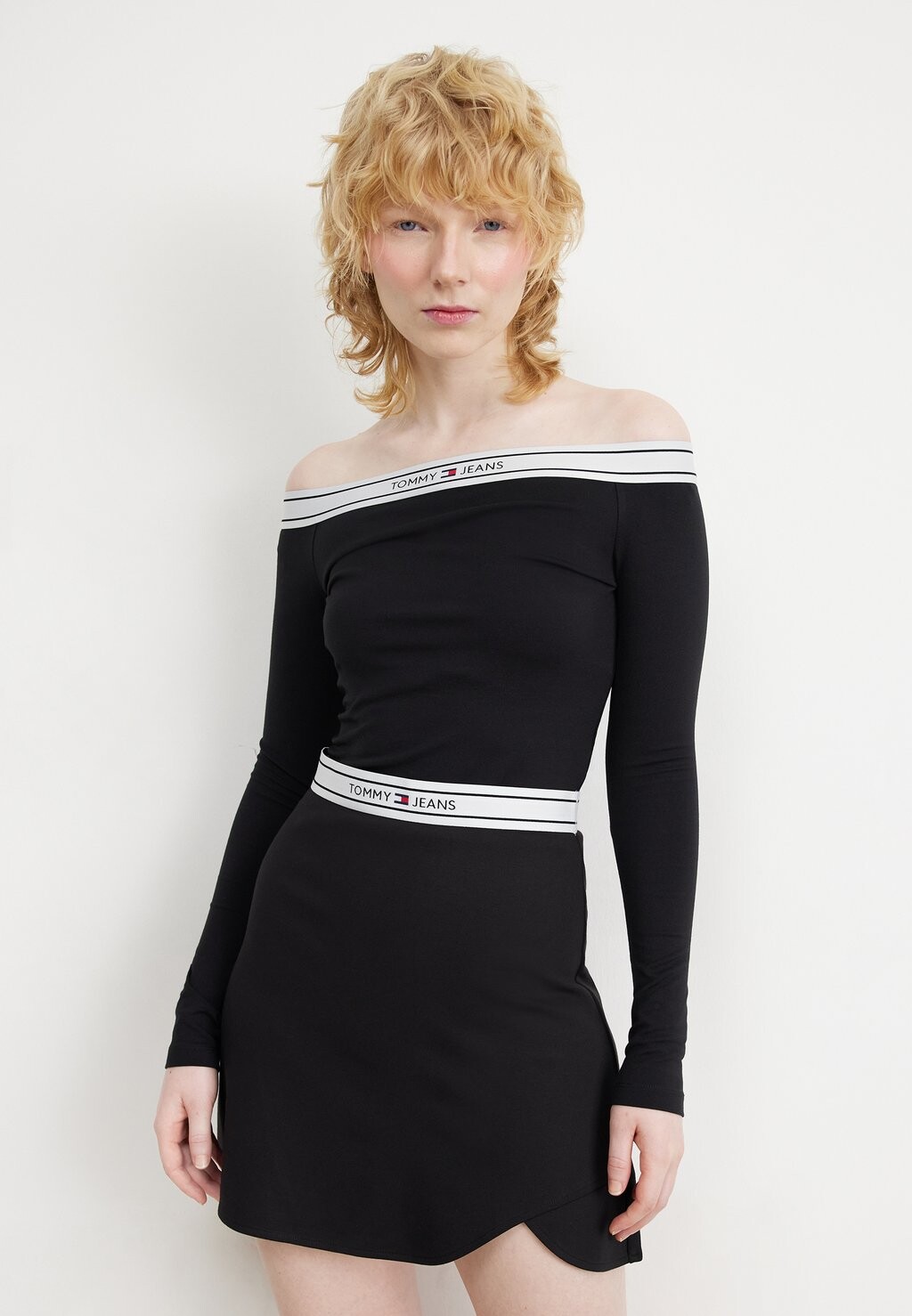 

Футболка с длинными рукавами Taping Off Shoulder Logo Tommy Jeans, черный