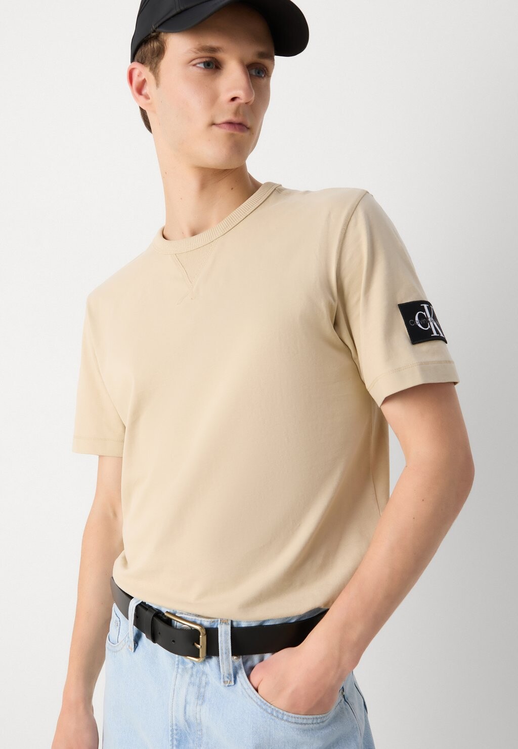 

Футболка базовая Badge Regular Calvin Klein, бледно-хаки