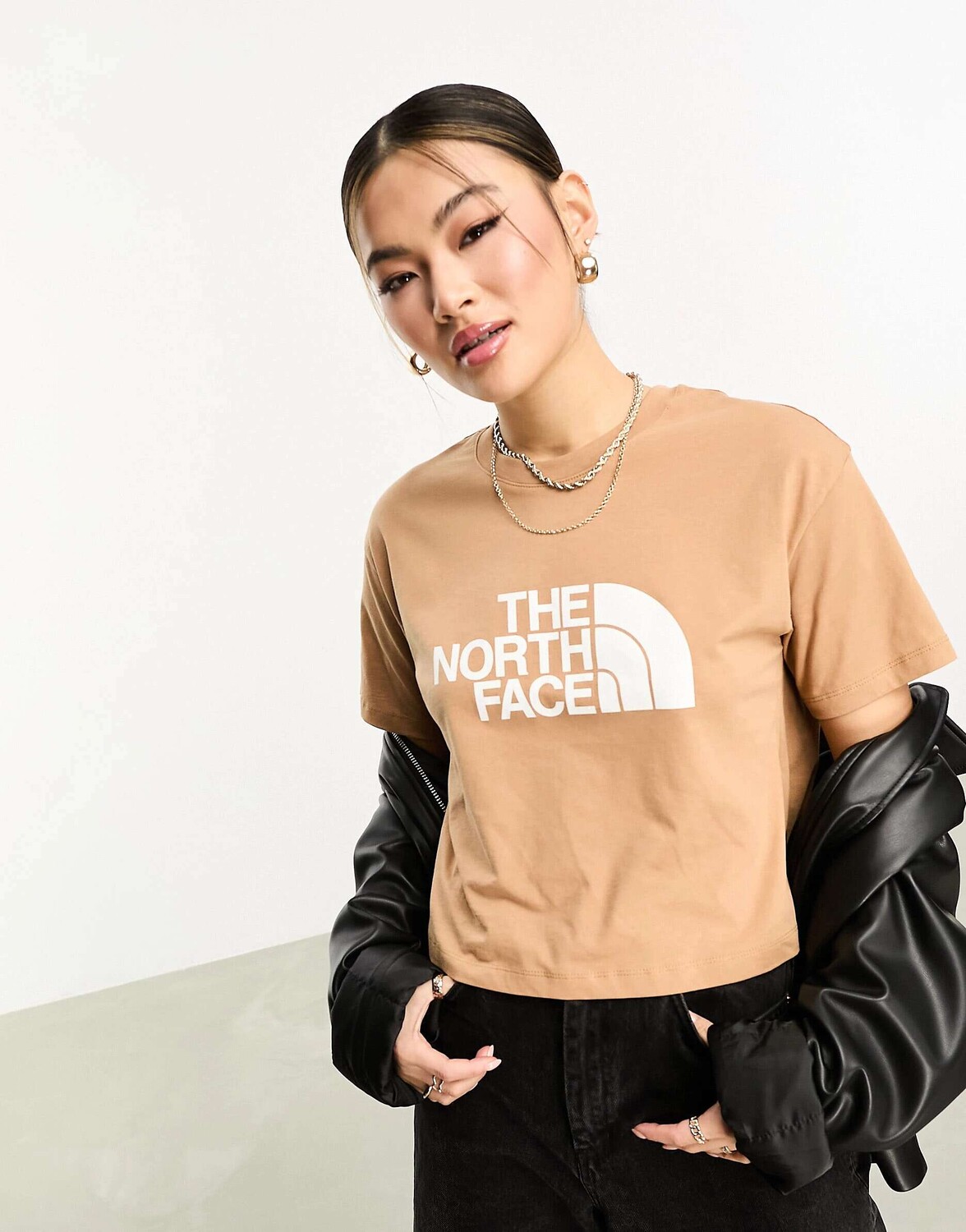 

Бежевая укороченная футболка The North Face Easy с принтом на груди, Бежевый
