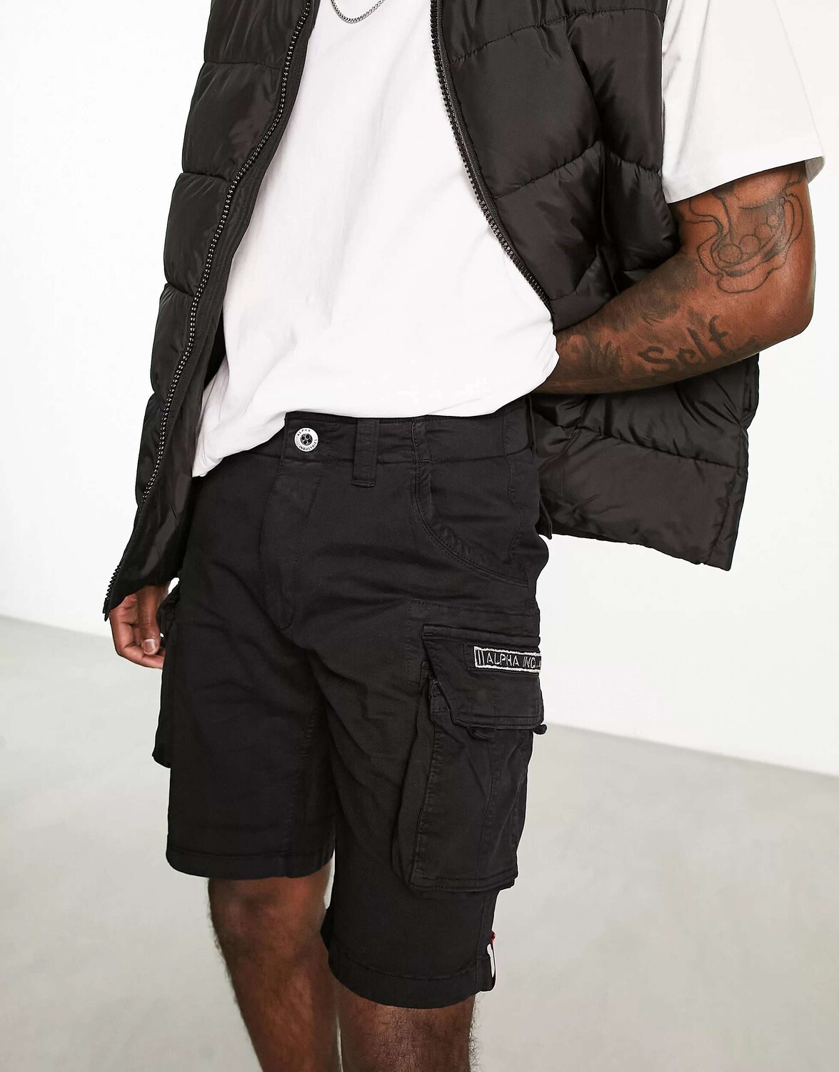 

Черные шорты карго Alpha Industries