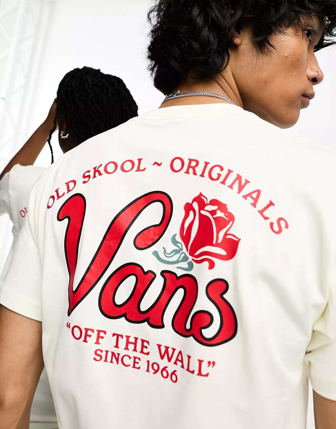 

Кремовая футболка с принтом на спине Vans pasa
