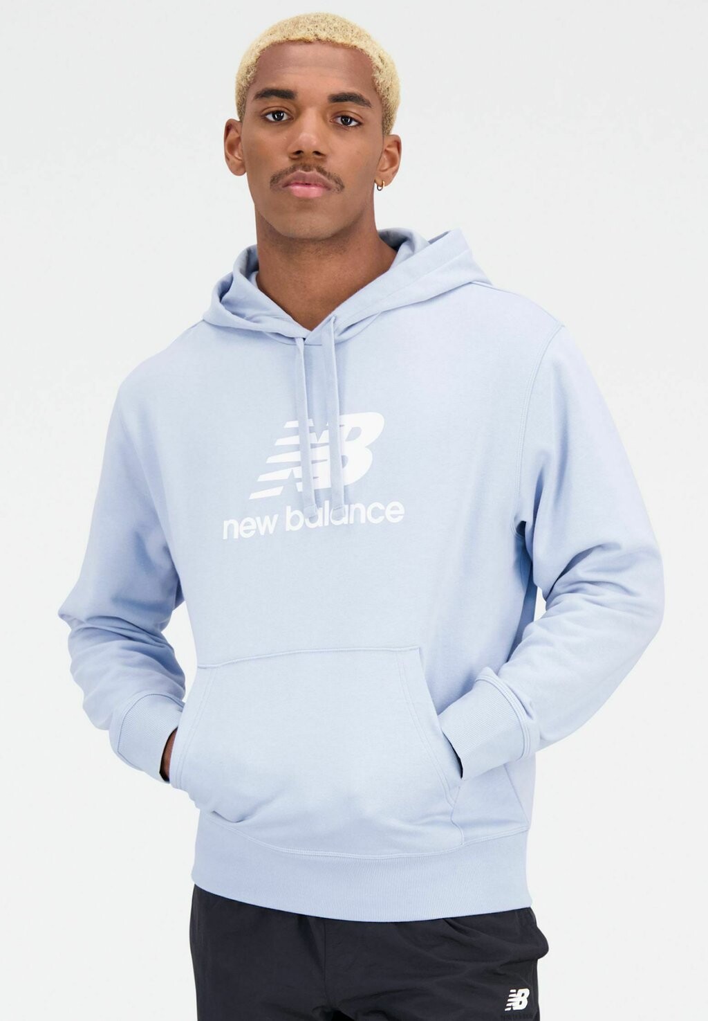 

Толстовка ESSENTIALS STACKED LOGO HOODIE New Balance, светло-серый арктический