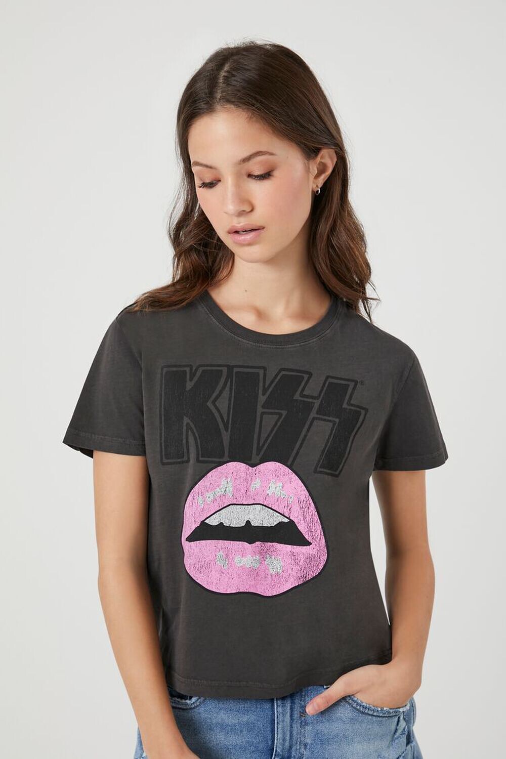 

Укороченная футболка KISS с графическим рисунком Forever 21, угольный