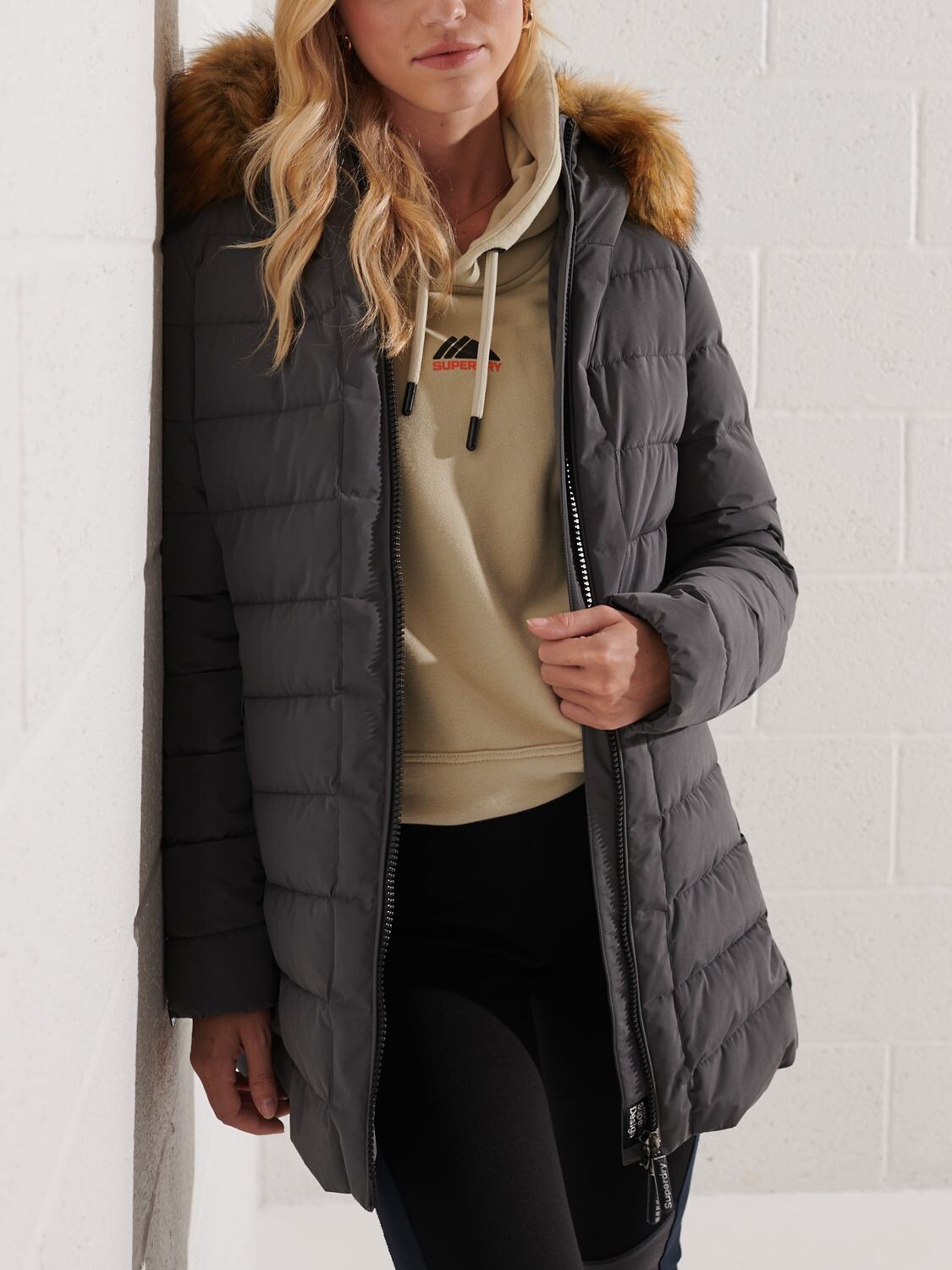 

Пуховик Arctic Tall Superdry, древесный уголь