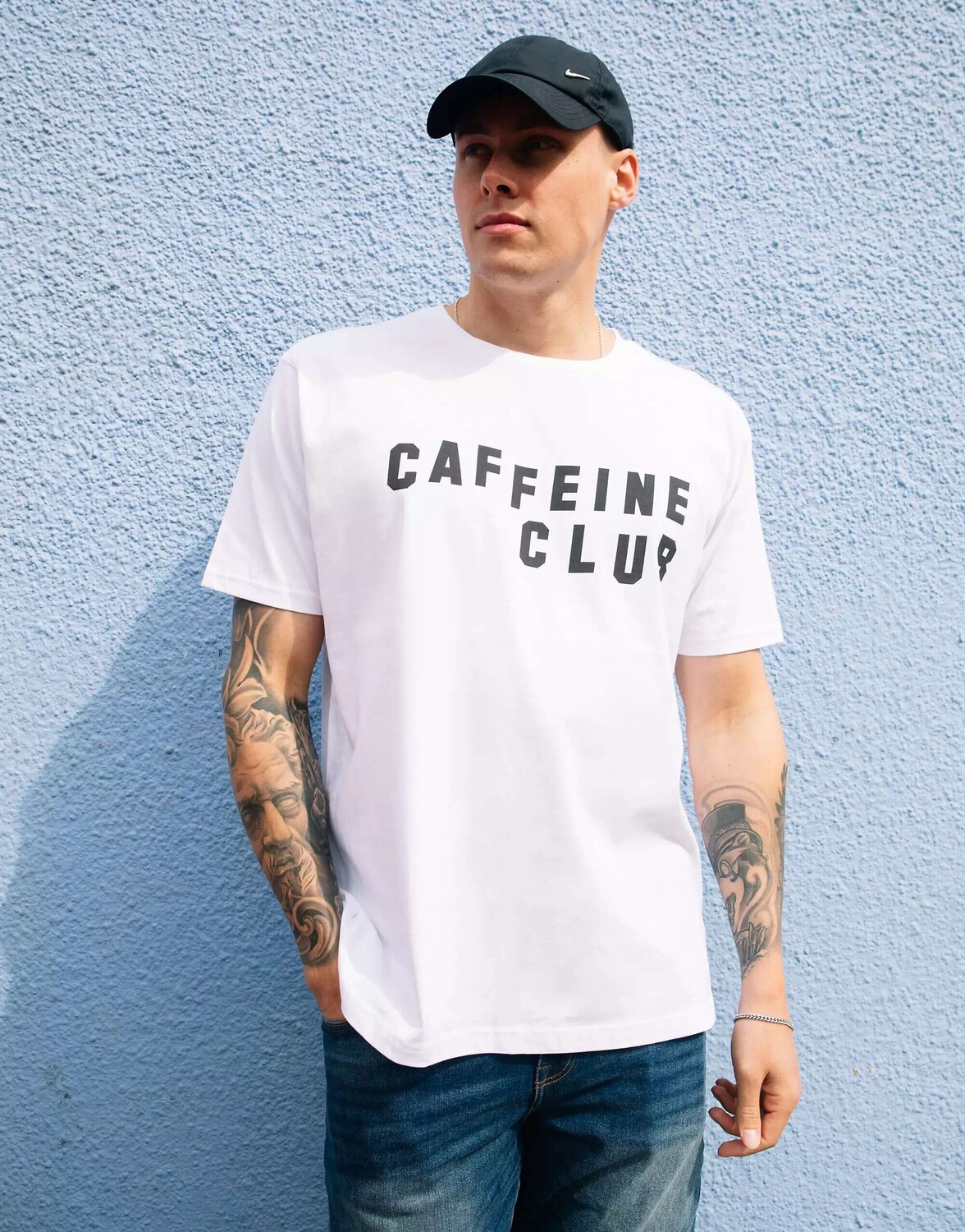

Белая футболка унисекс с надписью Caffeine Club Batch1, Белый