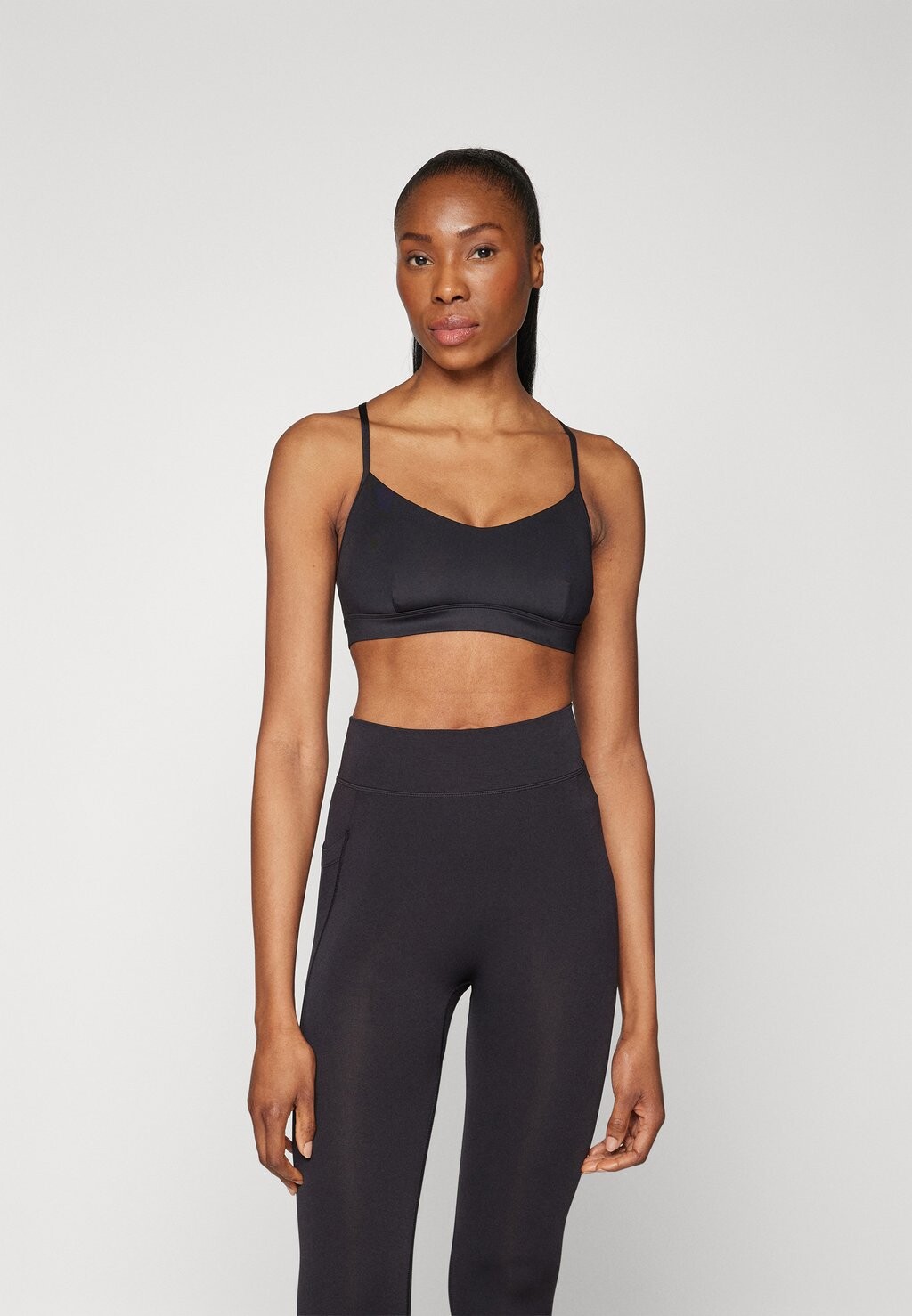 

Спортивный бюстгальтер с легкой поддержкой SCOOP KEY HOLE Hunkemöller, цвет black
