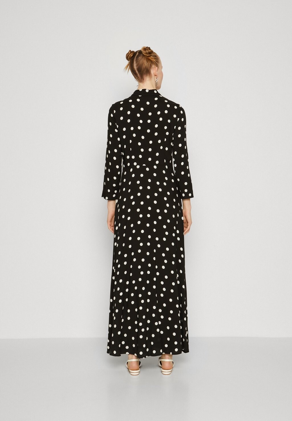 

Длинное платье Yassavanna Long Shirt Dress YAS Tall, черно/белое