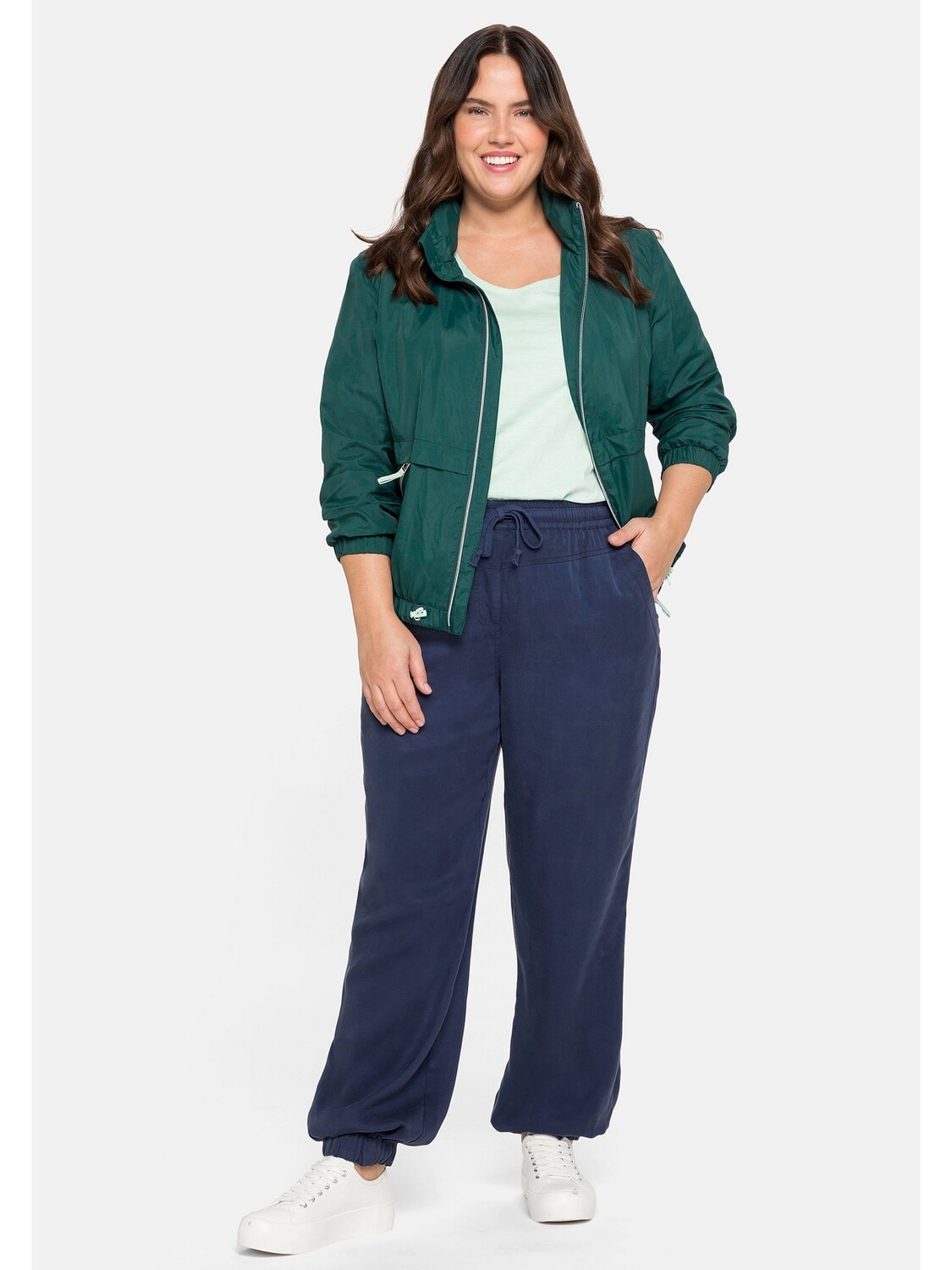

Куртка sheego Windbreaker, темно зеленый
