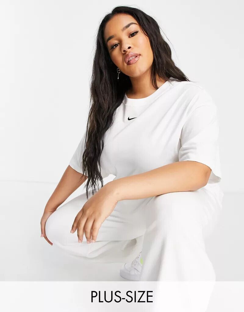 

Белая футболка бойфренда Nike Plus Essentials