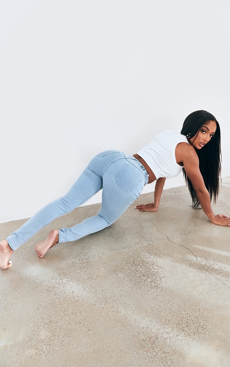 

PrettyLittleThing Фигурные голубые джинсы из суперэластичного денима с высокой талией