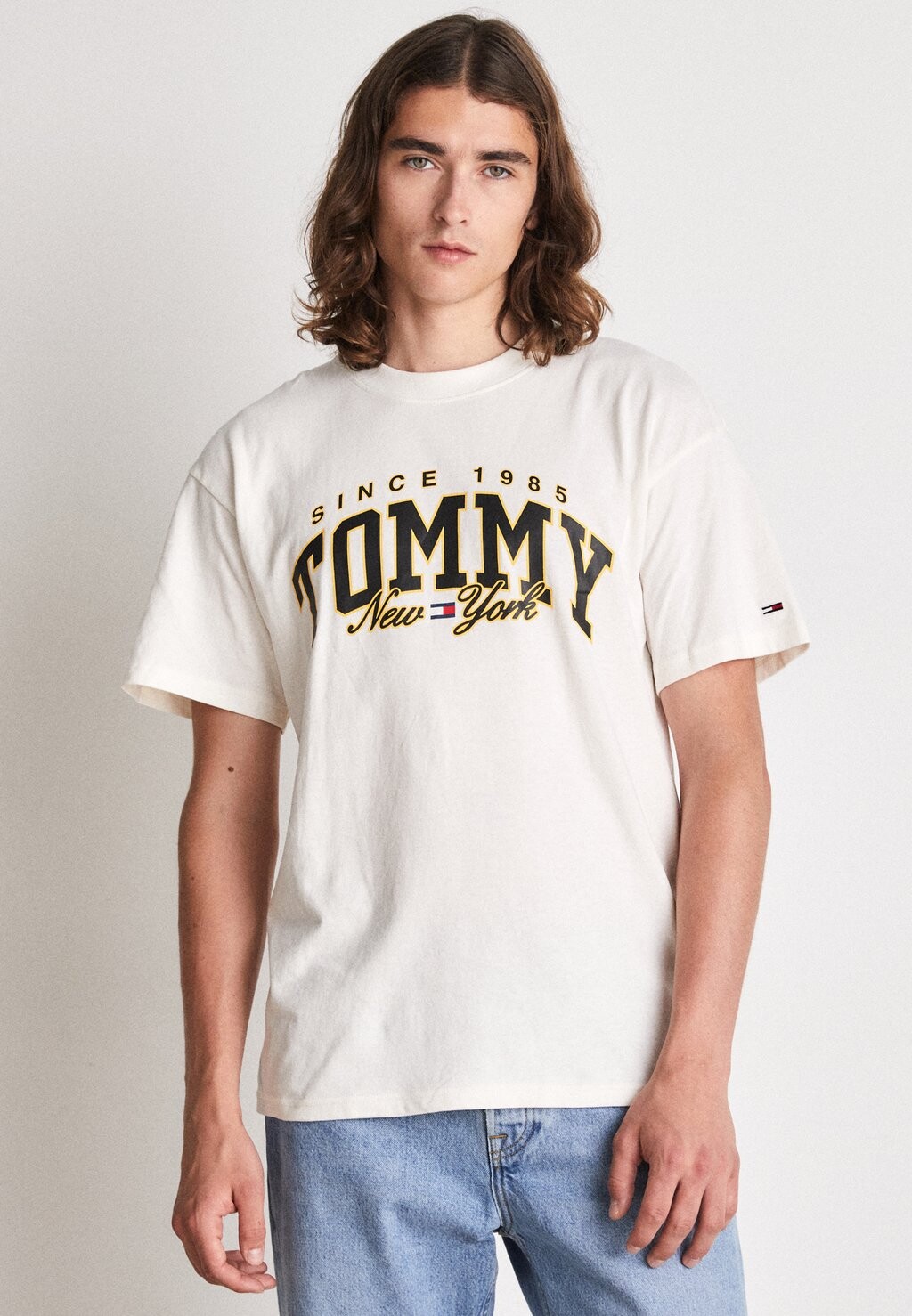 

Футболка с принтом LUXE VARSITY TEE UNISEX Tommy Jeans, старинный белый