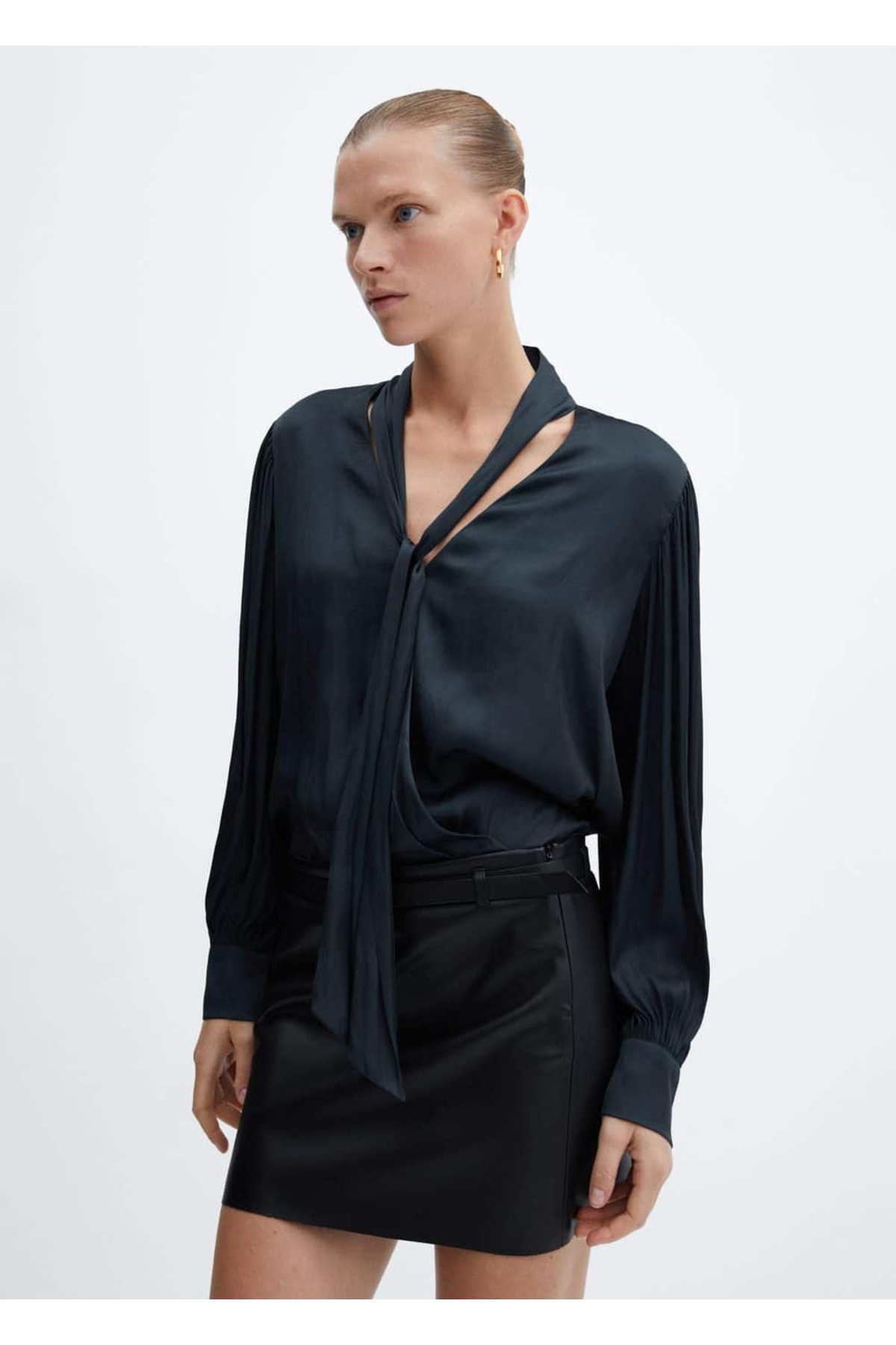 Атласная блузка с завязками Mango, черный